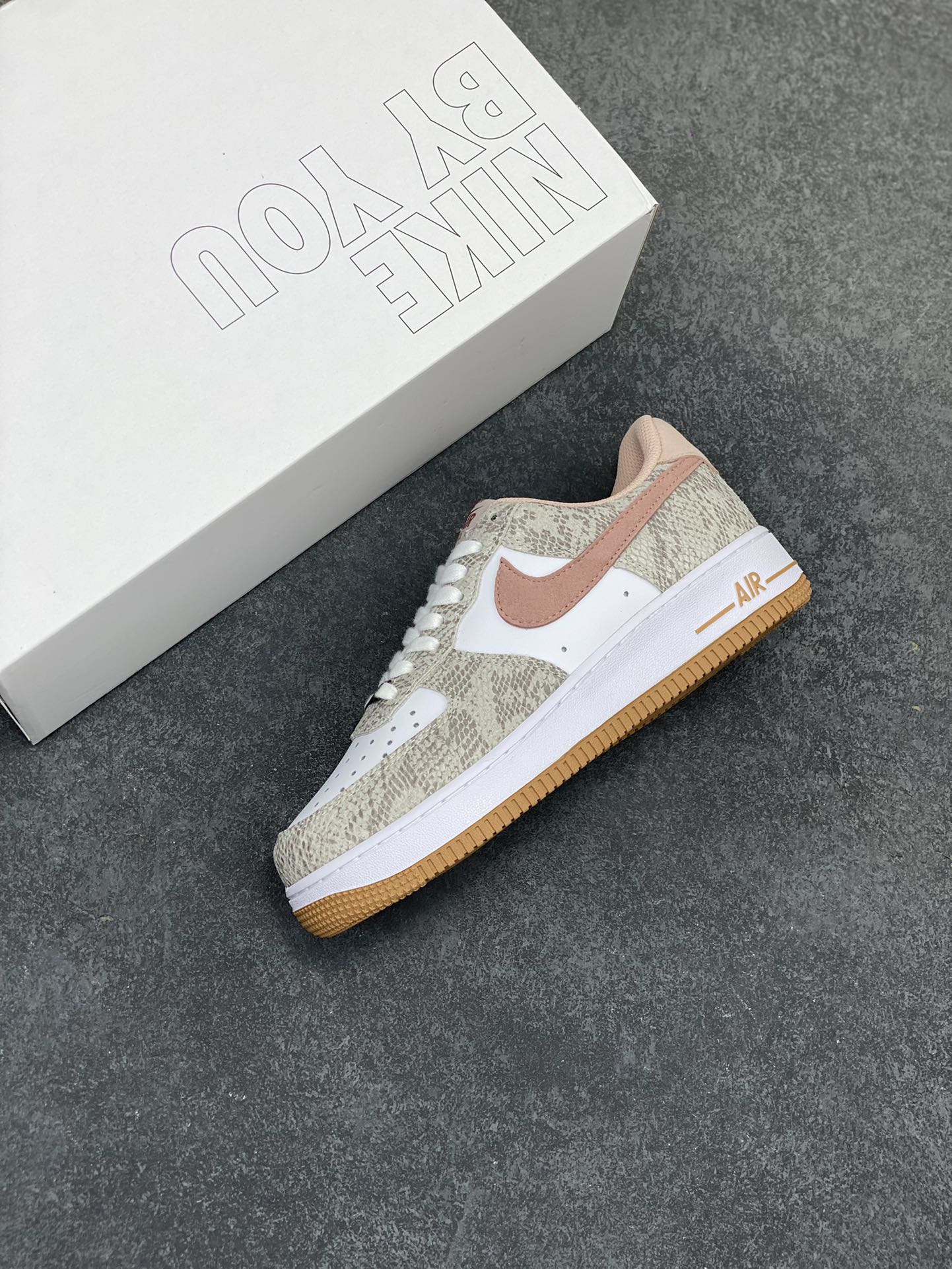 图片[7]-Nike Air Force 1 Low 蛇年白棕 空军一号低帮运动休闲板鞋 原楦头原纸板 打造纯正空军版型#专注外贸渠道 全掌内置蜂窝气垫 #原盒配件 原厂中底钢印、拉帮完美 货号：HF2898-100 尺码：36 36.5 37.5 38 38.5 39 40 40.5 41 42 42.5 43 44 44.5 45-选品中心