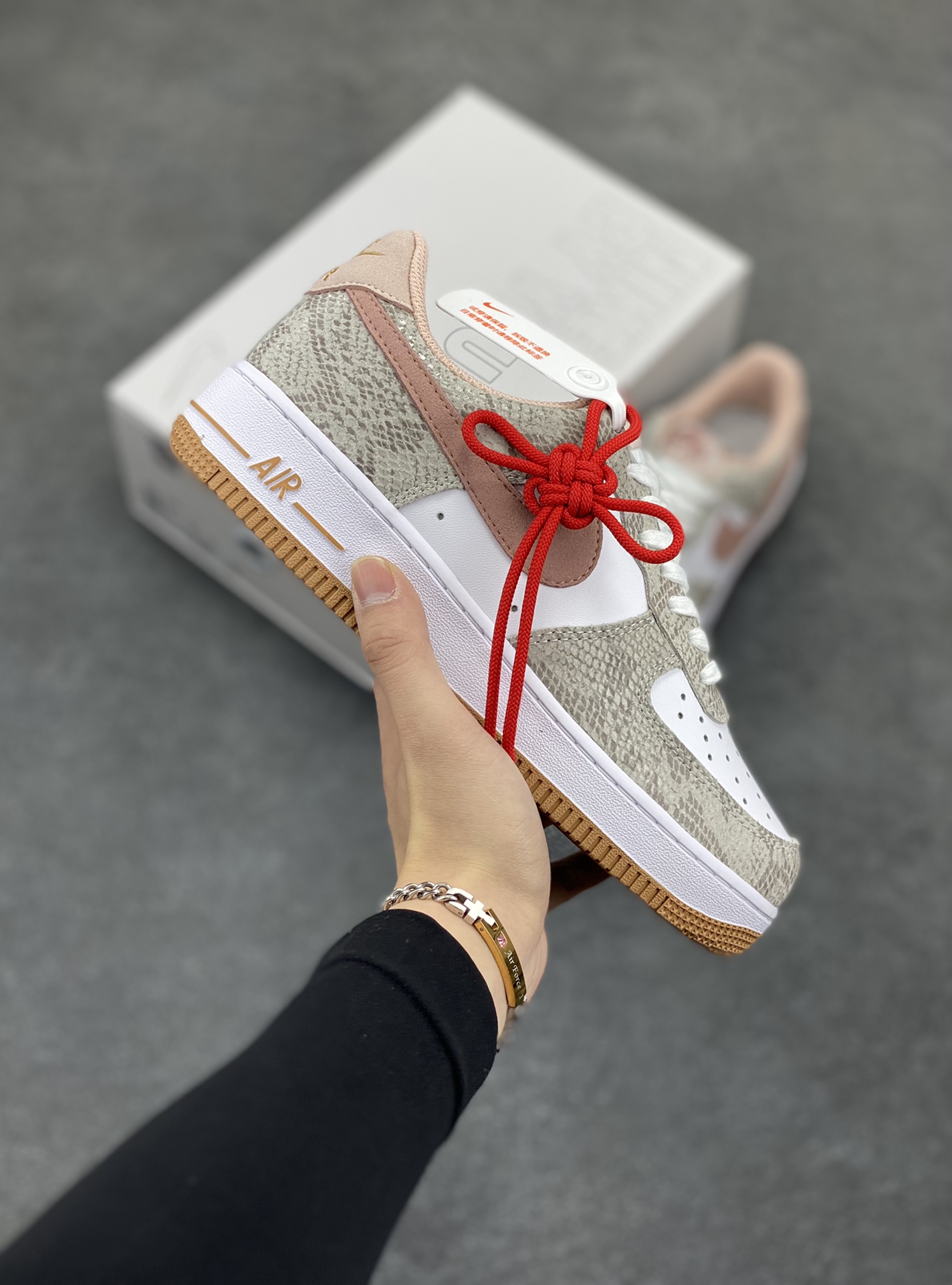Nike Air Force 1 Low 蛇年白棕 空军一号低帮运动休闲板鞋 原楦头原纸板 打造纯正空军版型#专注外贸渠道 全掌内置蜂窝气垫 #原盒配件 原厂中底钢印、拉帮完美 货号：HF2898-100 尺码：36 36.5 37.5 38 38.5 39 40 40.5 41 42 42.5 43 44 44.5 45-选品中心