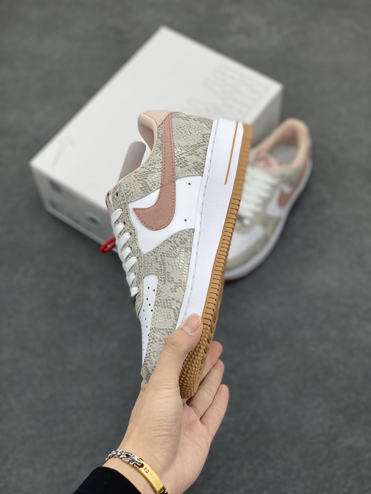 图片[3]-Nike Air Force 1 Low 蛇年白棕 空军一号低帮运动休闲板鞋 原楦头原纸板 打造纯正空军版型#专注外贸渠道 全掌内置蜂窝气垫 #原盒配件 原厂中底钢印、拉帮完美 货号：HF2898-100 尺码：36 36.5 37.5 38 38.5 39 40 40.5 41 42 42.5 43 44 44.5 45-选品中心