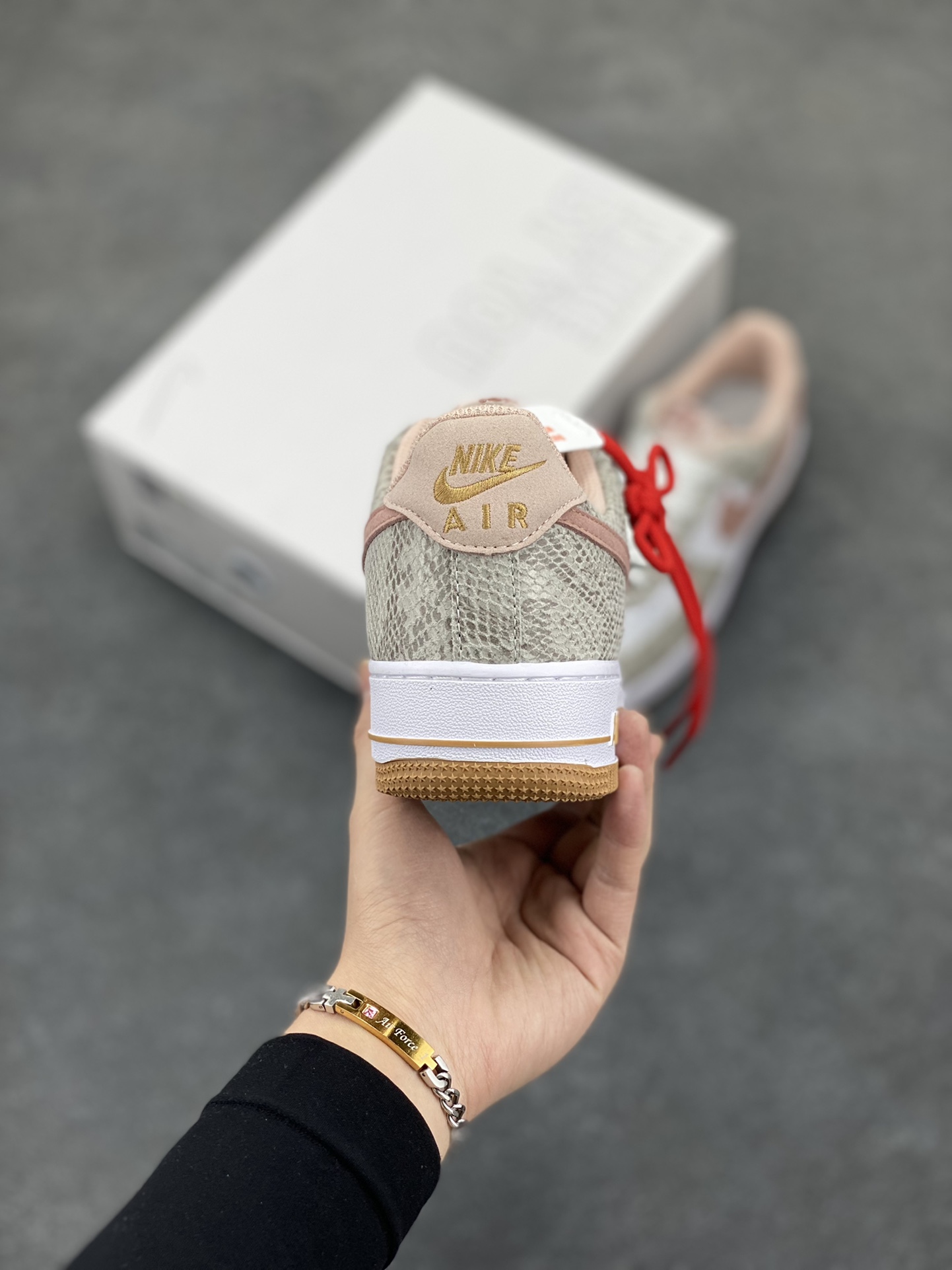 图片[4]-Nike Air Force 1 Low 蛇年白棕 空军一号低帮运动休闲板鞋 原楦头原纸板 打造纯正空军版型#专注外贸渠道 全掌内置蜂窝气垫 #原盒配件 原厂中底钢印、拉帮完美 货号：HF2898-100 尺码：36 36.5 37.5 38 38.5 39 40 40.5 41 42 42.5 43 44 44.5 45-选品中心