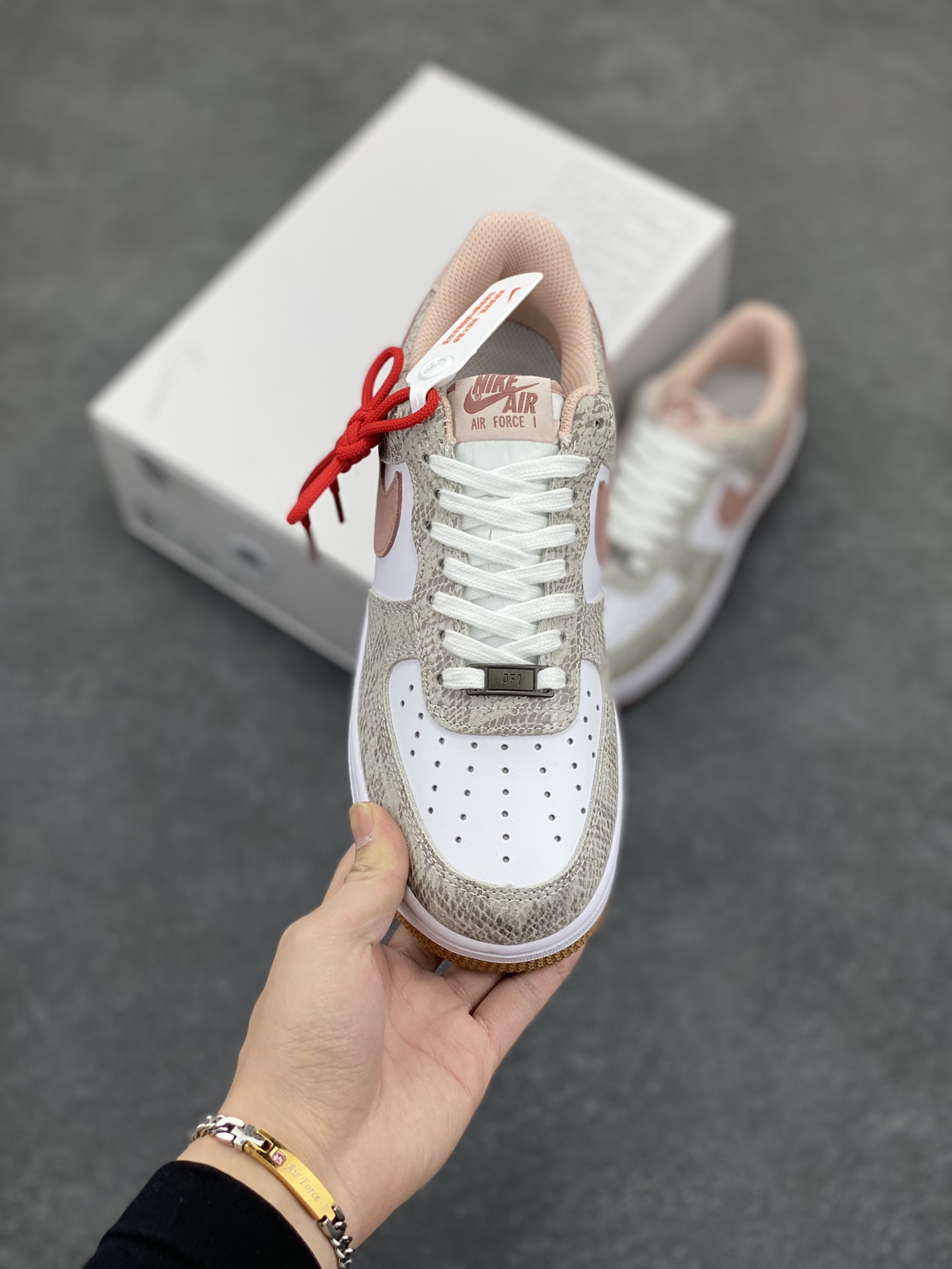 图片[2]-Nike Air Force 1 Low 蛇年白棕 空军一号低帮运动休闲板鞋 原楦头原纸板 打造纯正空军版型#专注外贸渠道 全掌内置蜂窝气垫 #原盒配件 原厂中底钢印、拉帮完美 货号：HF2898-100 尺码：36 36.5 37.5 38 38.5 39 40 40.5 41 42 42.5 43 44 44.5 45-选品中心