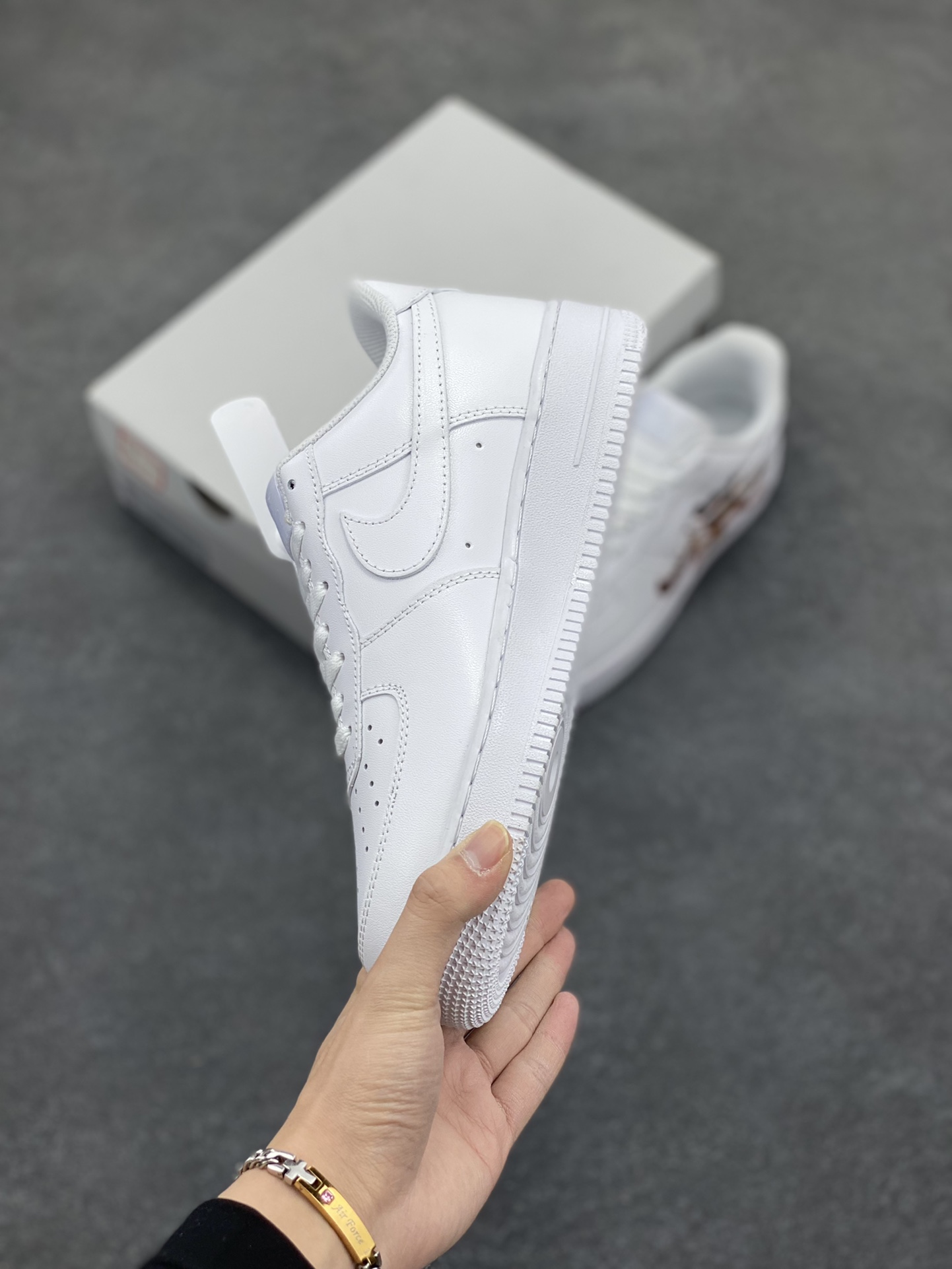 图片[3]-Nike Air Force 1 Low 空军一号低帮百搭休闲运动板鞋。柔软、弹性十足的缓震性能和出色的中底设计，横跨复古与现代的外型结合，造就出风靡全球三十多年的Force 1，直到今天还深受青睐。 货号：CW2288-111 尺码：36 37.5 38 39 40 41 42 43 44 45-选品中心