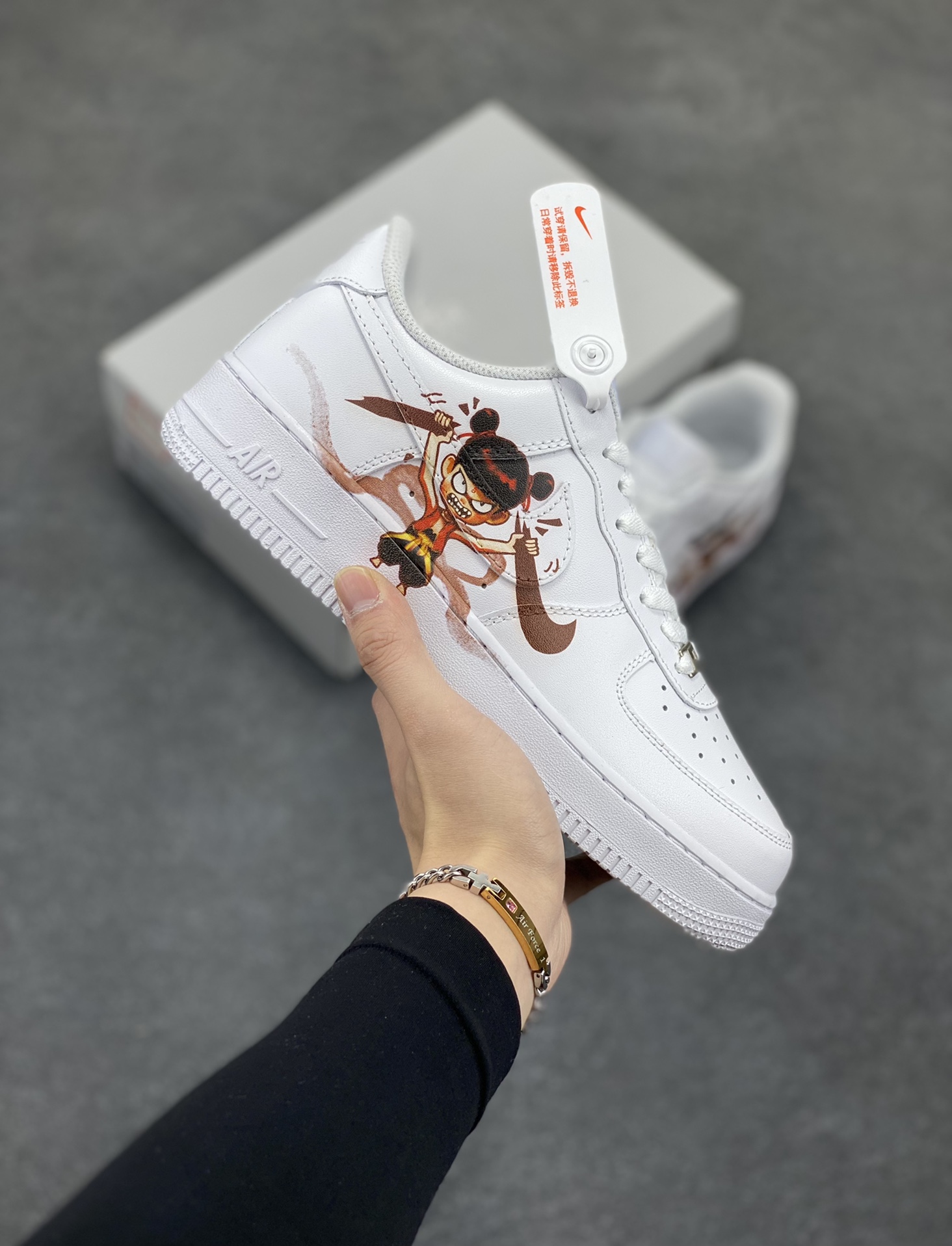 Nike Air Force 1 Low 空军一号低帮百搭休闲运动板鞋。柔软、弹性十足的缓震性能和出色的中底设计,横跨复古与现代的外型结合,造就出风靡全球三十多年的Force 1,直到今天还深受青睐。 货号:CW2288-111 尺码:36 37.5 38 39 40 41 42 43 44 45-选品中心