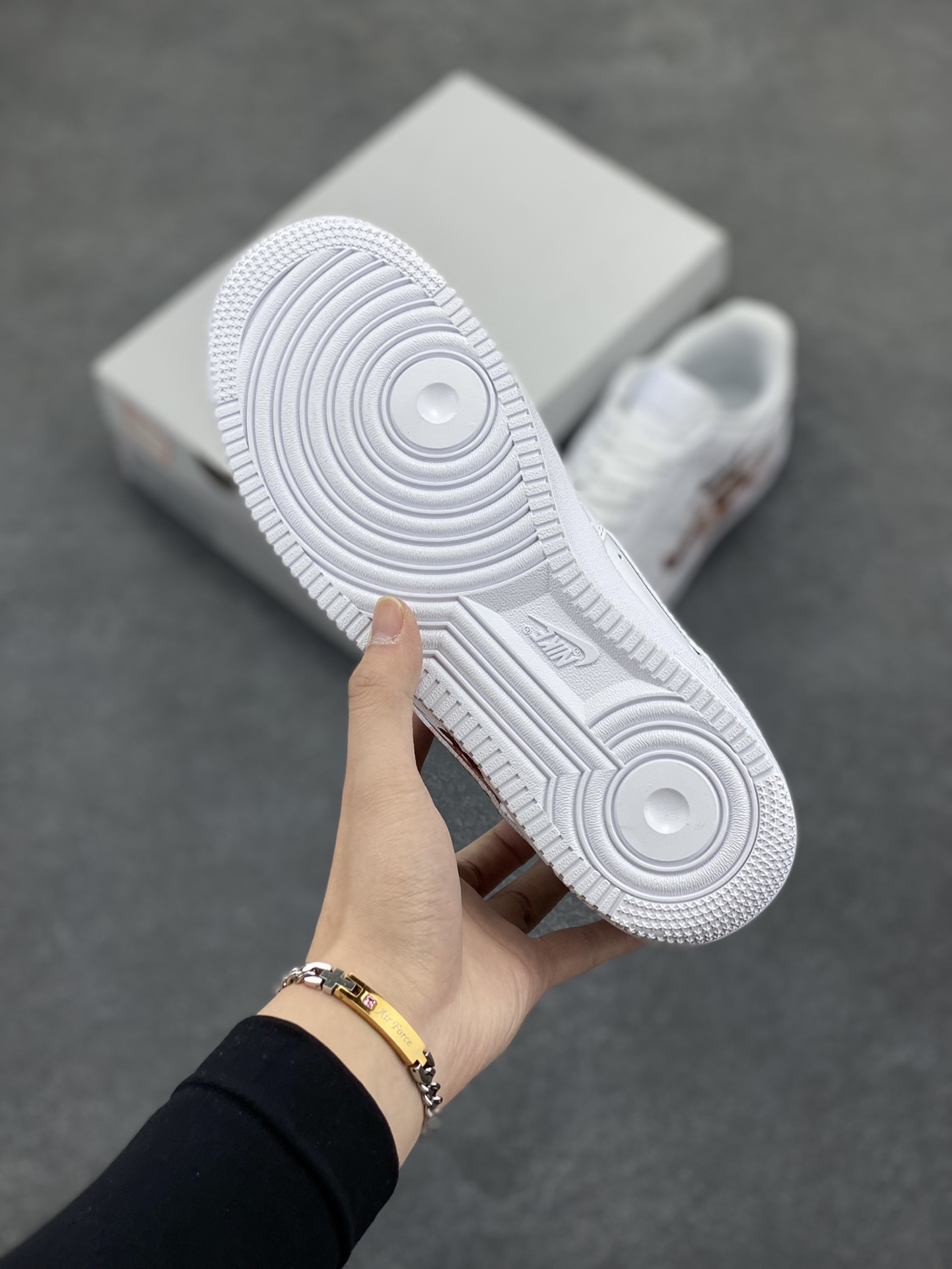 图片[5]-Nike Air Force 1 Low 空军一号低帮百搭休闲运动板鞋。柔软、弹性十足的缓震性能和出色的中底设计，横跨复古与现代的外型结合，造就出风靡全球三十多年的Force 1，直到今天还深受青睐。 货号：CW2288-111 尺码：36 37.5 38 39 40 41 42 43 44 45-选品中心