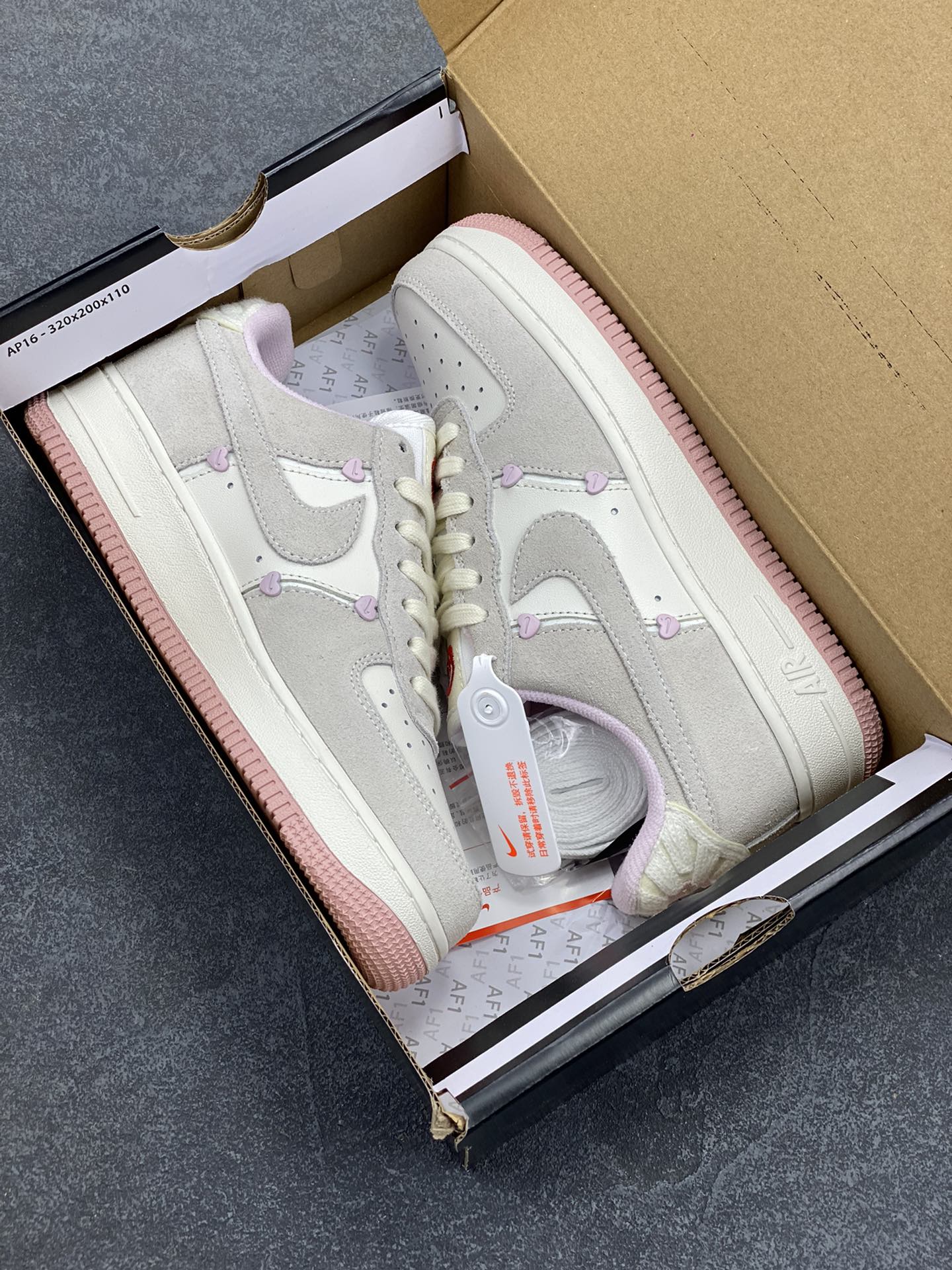 图片[9]-Nike Air Force 1 Low 苹果情人节 原楦头原纸板 打造纯正空军版型 专注外贸渠道 全掌内置蜂窝气垫 原盒配件 原厂中底钢印、拉帮完美 货号：HV5992-111 尺码：36 36.5 37.5 38 38.5 39 40-选品中心