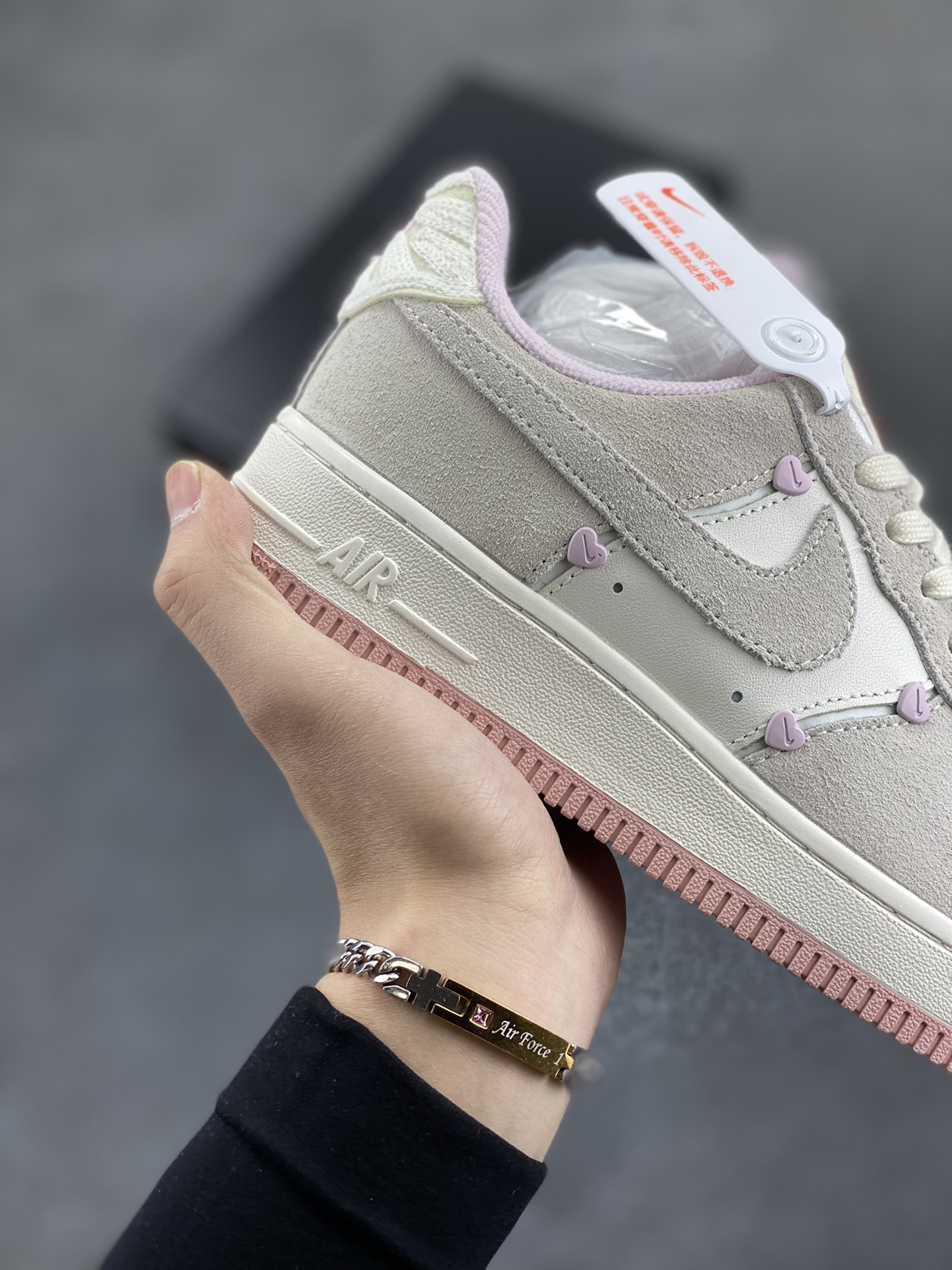 图片[6]-Nike Air Force 1 Low 苹果情人节 原楦头原纸板 打造纯正空军版型 专注外贸渠道 全掌内置蜂窝气垫 原盒配件 原厂中底钢印、拉帮完美 货号：HV5992-111 尺码：36 36.5 37.5 38 38.5 39 40-选品中心