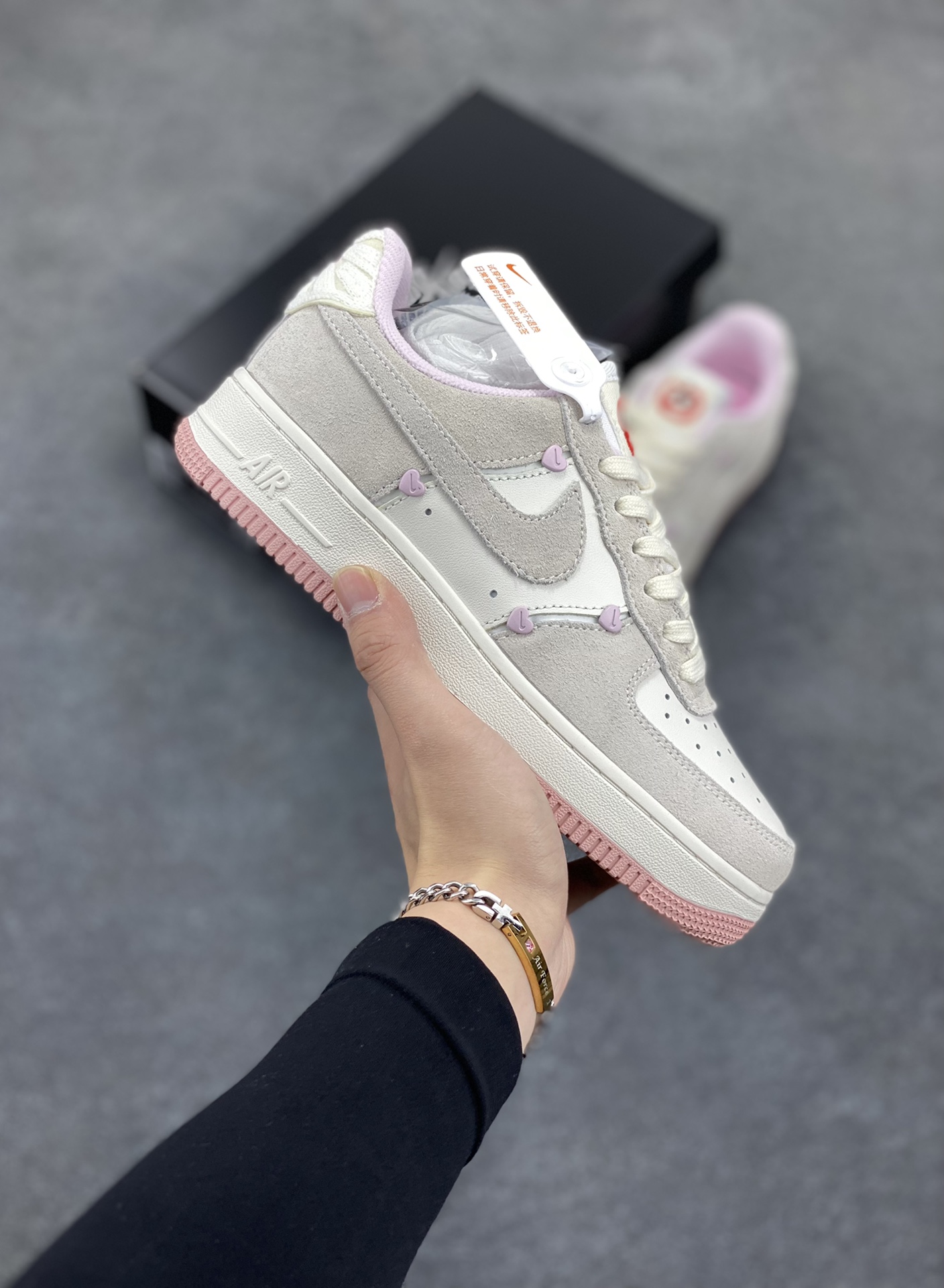Nike Air Force 1 Low 苹果情人节 原楦头原纸板 打造纯正空军版型 专注外贸渠道 全掌内置蜂窝气垫 原盒配件 原厂中底钢印、拉帮完美 货号：HV5992-111 尺码：36 36.5 37.5 38 38.5 39 40-选品中心