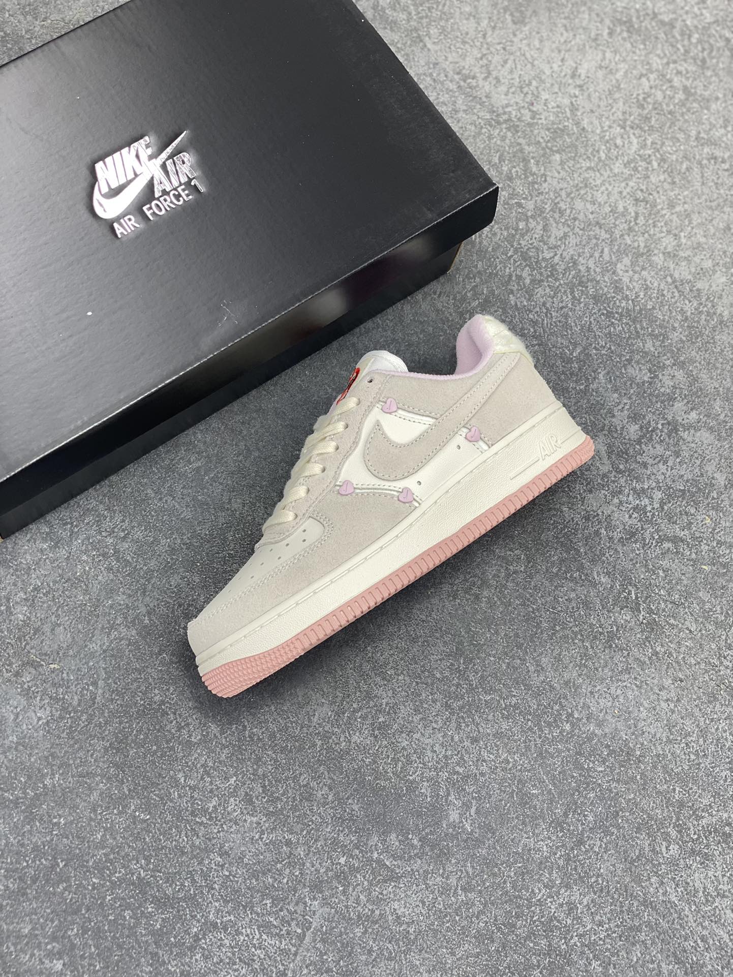 图片[7]-Nike Air Force 1 Low 苹果情人节 原楦头原纸板 打造纯正空军版型 专注外贸渠道 全掌内置蜂窝气垫 原盒配件 原厂中底钢印、拉帮完美 货号：HV5992-111 尺码：36 36.5 37.5 38 38.5 39 40-选品中心