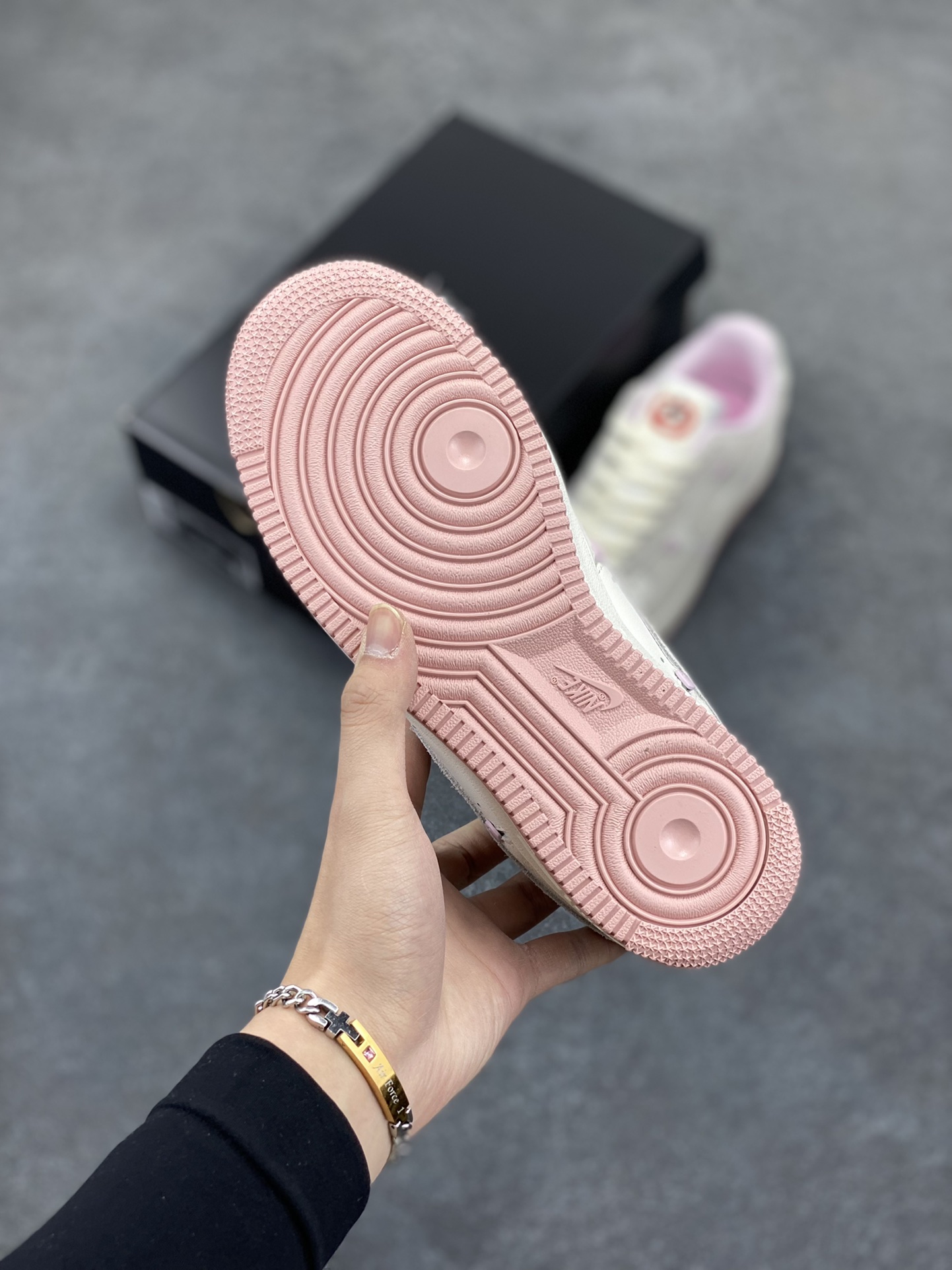 图片[5]-Nike Air Force 1 Low 苹果情人节 原楦头原纸板 打造纯正空军版型 专注外贸渠道 全掌内置蜂窝气垫 原盒配件 原厂中底钢印、拉帮完美 货号：HV5992-111 尺码：36 36.5 37.5 38 38.5 39 40-选品中心