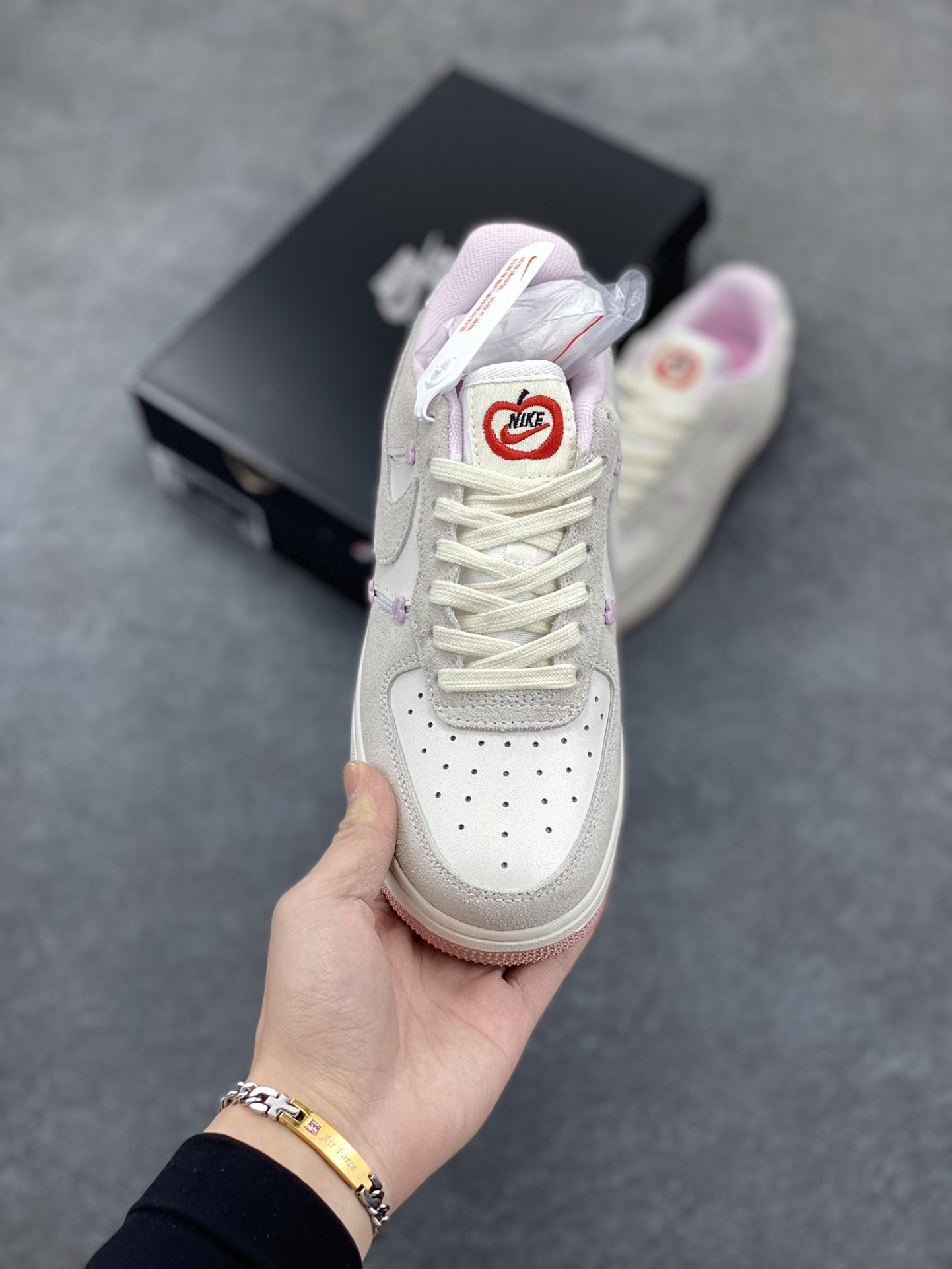 图片[2]-Nike Air Force 1 Low 苹果情人节 原楦头原纸板 打造纯正空军版型 专注外贸渠道 全掌内置蜂窝气垫 原盒配件 原厂中底钢印、拉帮完美 货号：HV5992-111 尺码：36 36.5 37.5 38 38.5 39 40-选品中心