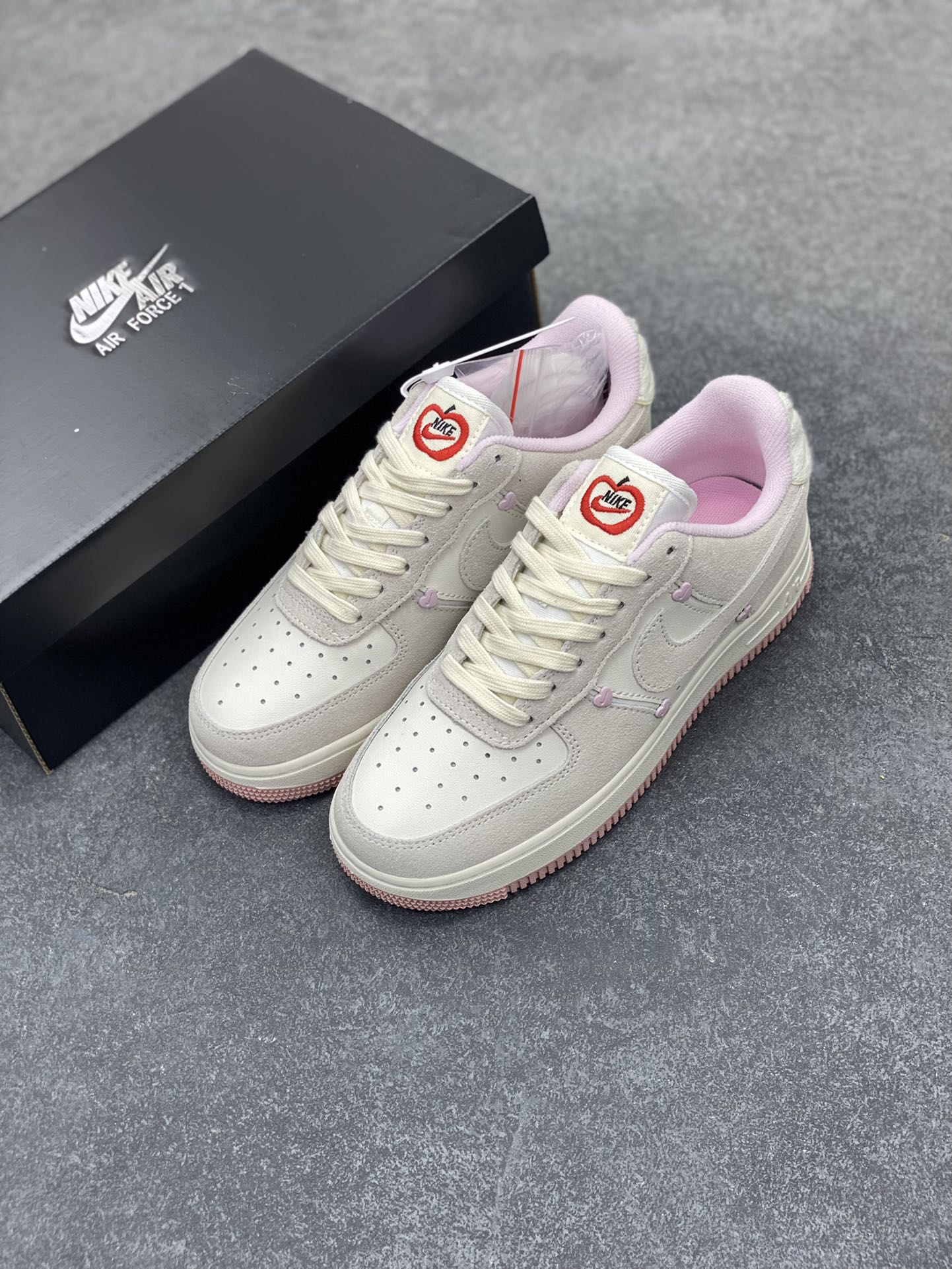 图片[8]-Nike Air Force 1 Low 苹果情人节 原楦头原纸板 打造纯正空军版型 专注外贸渠道 全掌内置蜂窝气垫 原盒配件 原厂中底钢印、拉帮完美 货号：HV5992-111 尺码：36 36.5 37.5 38 38.5 39 40-选品中心