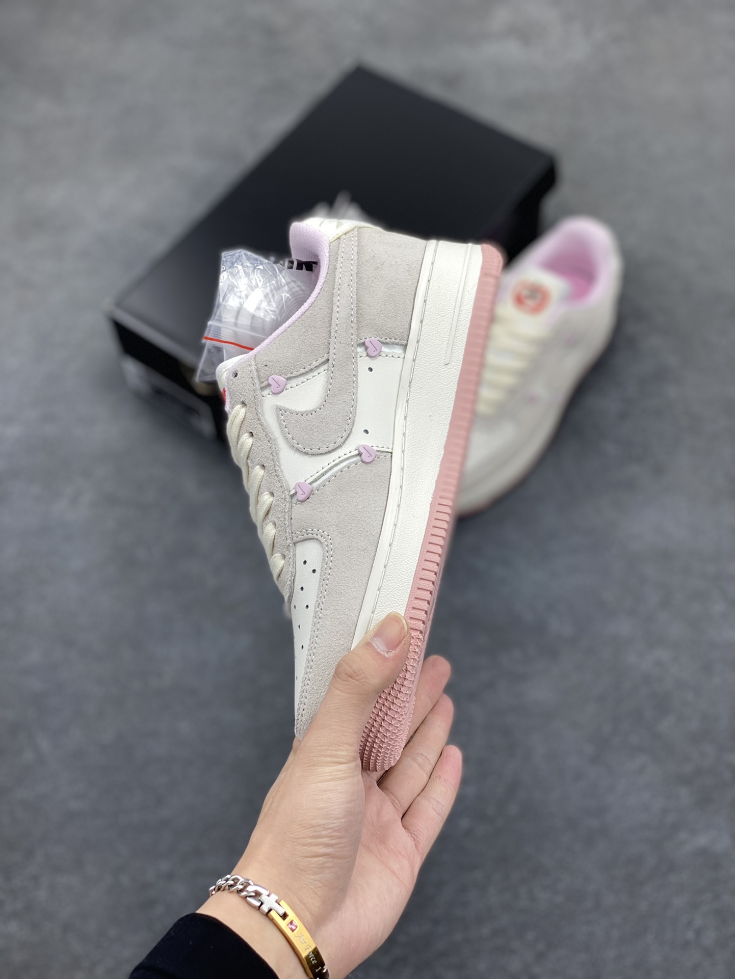 图片[3]-Nike Air Force 1 Low 苹果情人节 原楦头原纸板 打造纯正空军版型 专注外贸渠道 全掌内置蜂窝气垫 原盒配件 原厂中底钢印、拉帮完美 货号：HV5992-111 尺码：36 36.5 37.5 38 38.5 39 40-选品中心