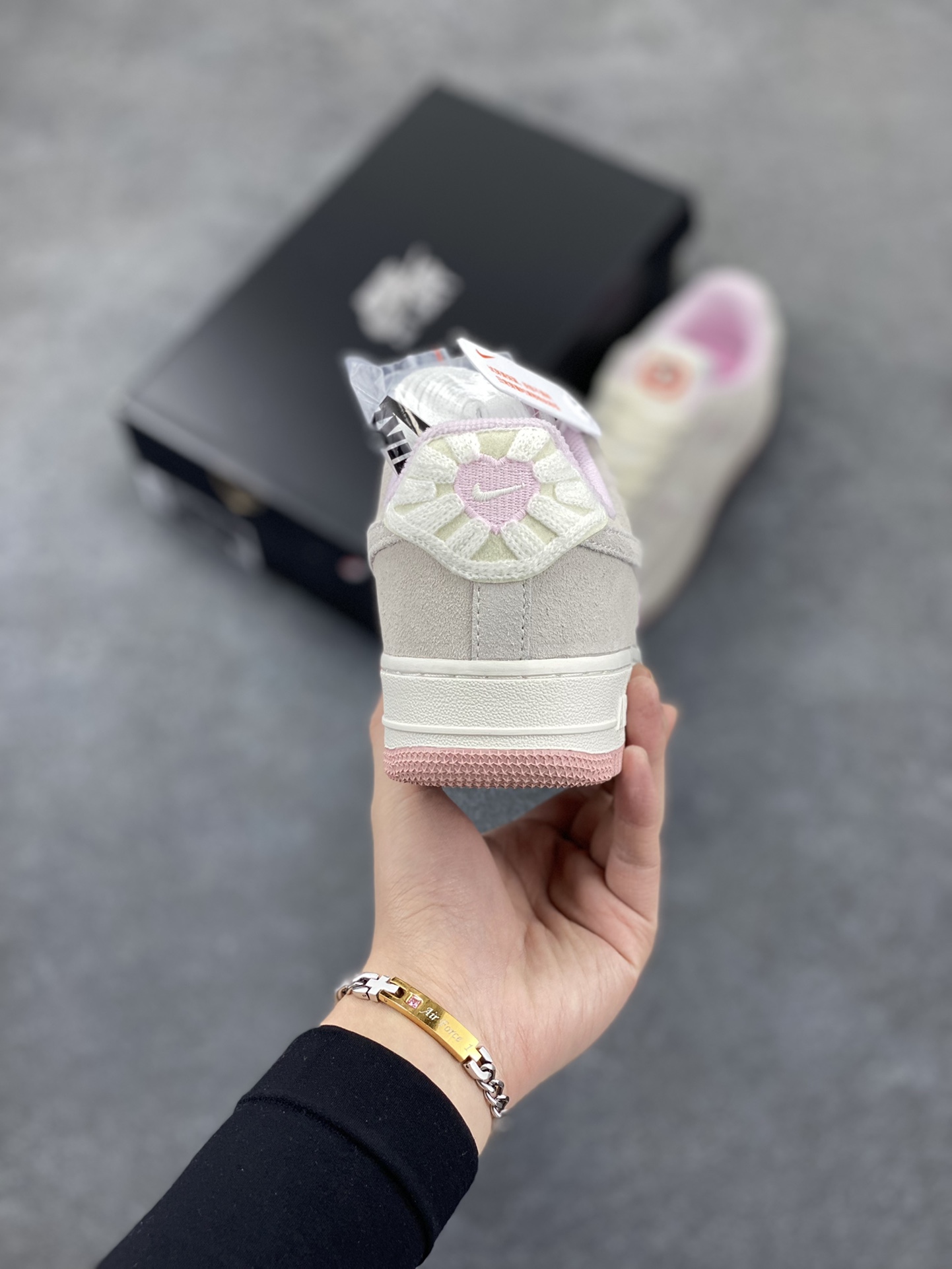 图片[4]-Nike Air Force 1 Low 苹果情人节 原楦头原纸板 打造纯正空军版型 专注外贸渠道 全掌内置蜂窝气垫 原盒配件 原厂中底钢印、拉帮完美 货号：HV5992-111 尺码：36 36.5 37.5 38 38.5 39 40-选品中心