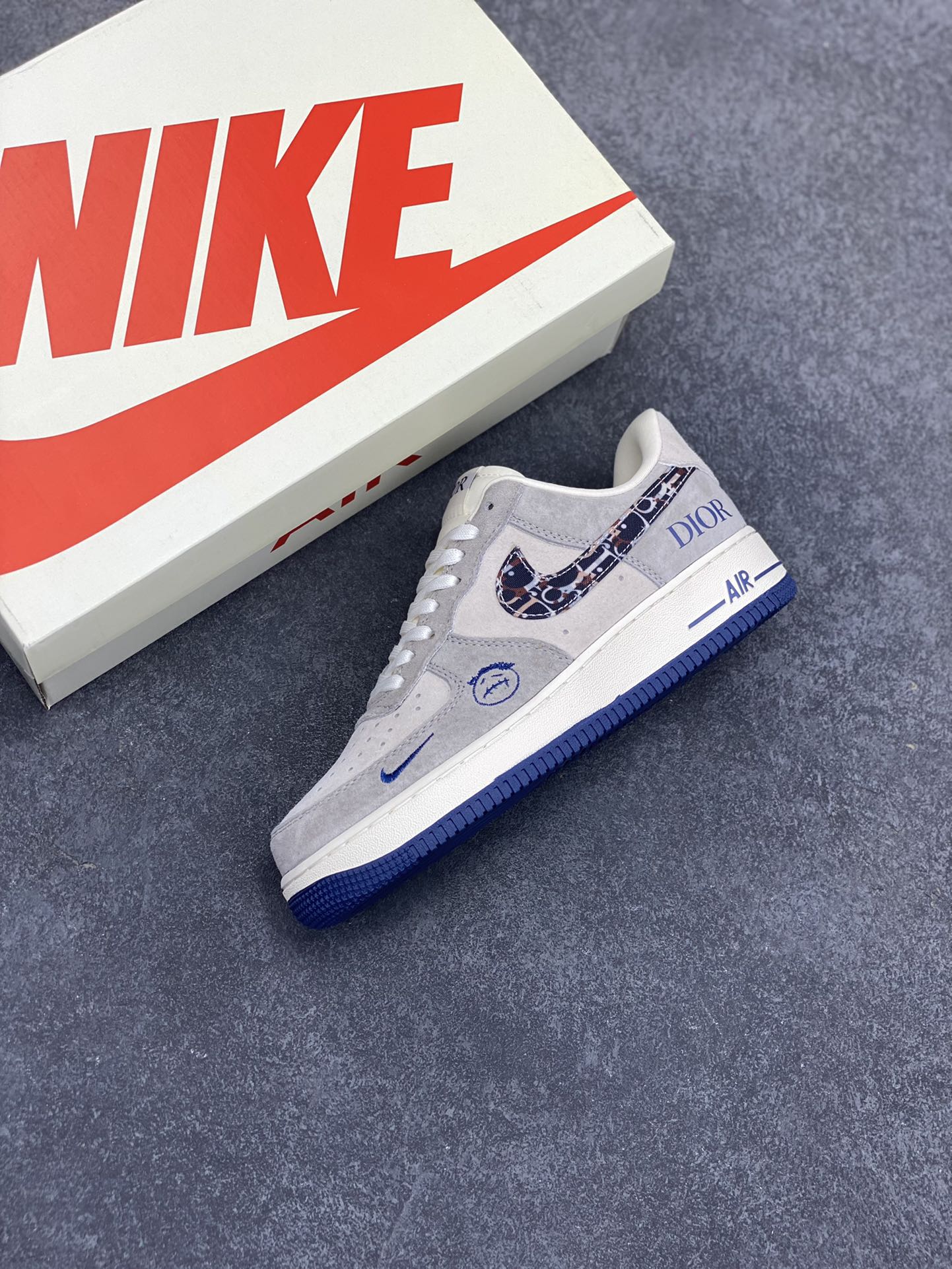 图片[7]-NIke Air Force 1 \’07 Low “迪奥联名——灰蓝鬼脸”空军一号 低帮 运动鞋 休闲鞋 折边针车 工艺难度大 原楦头原纸板 原装鞋盒 定制五金配件 内置全掌气垫 原厂鞋底 货号：KK1988-044 尺码：36 36.5 37.5 38 38.5 39 40 40.5 41 42 42.5 43 44 44.5 45-选品中心