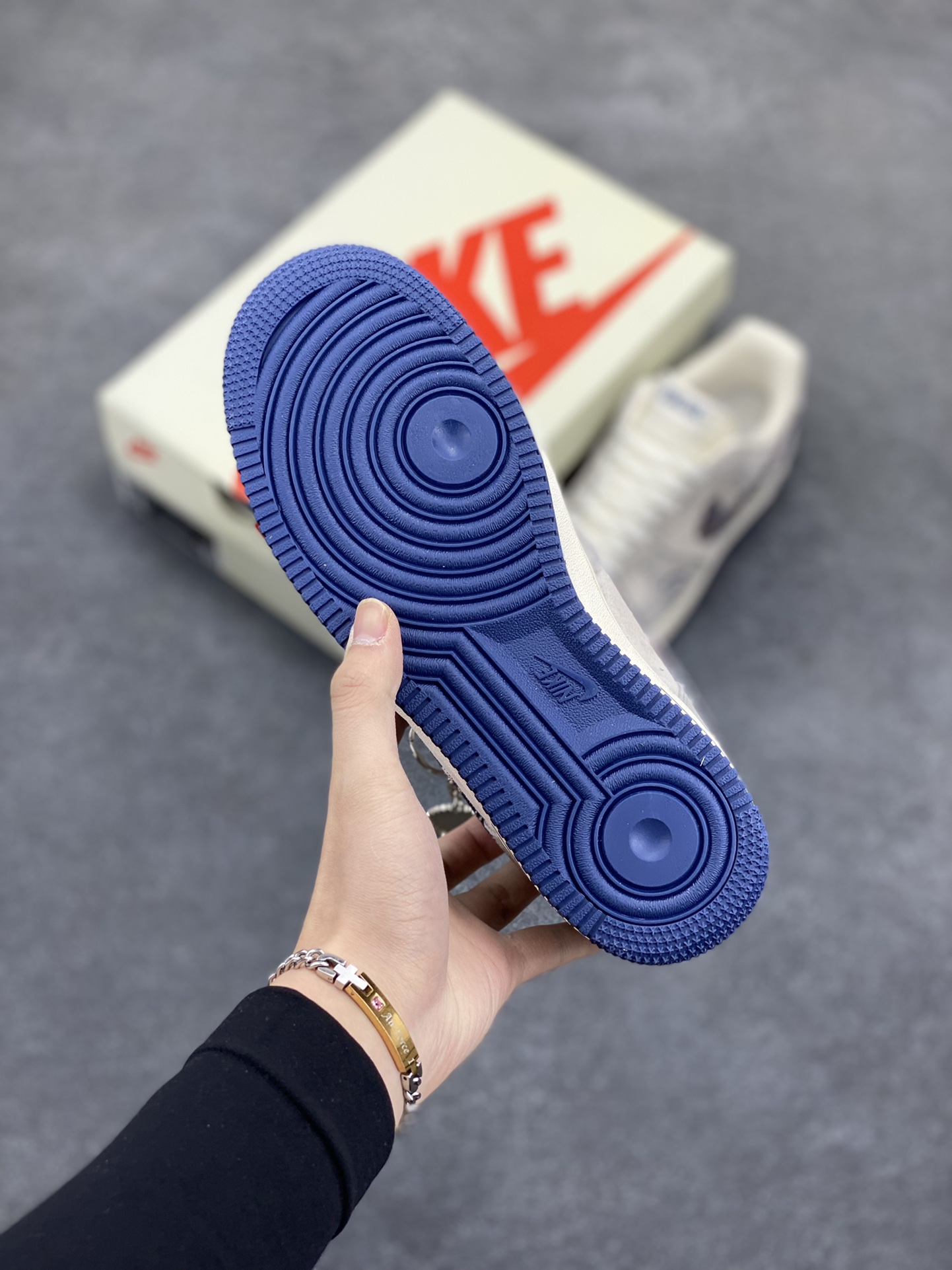 图片[5]-NIke Air Force 1 \’07 Low “迪奥联名——灰蓝鬼脸”空军一号 低帮 运动鞋 休闲鞋 折边针车 工艺难度大 原楦头原纸板 原装鞋盒 定制五金配件 内置全掌气垫 原厂鞋底 货号：KK1988-044 尺码：36 36.5 37.5 38 38.5 39 40 40.5 41 42 42.5 43 44 44.5 45-选品中心