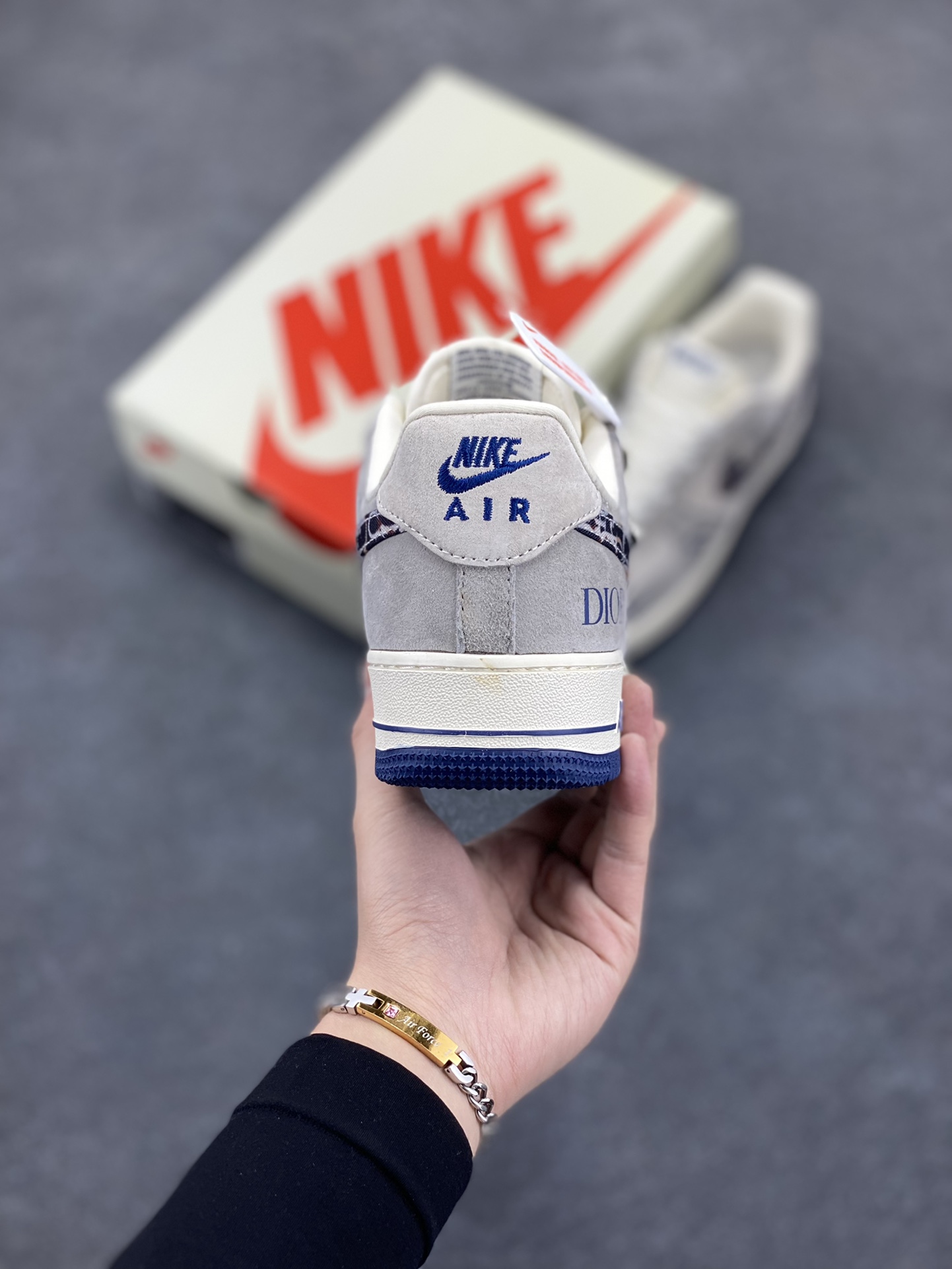 图片[4]-NIke Air Force 1 \’07 Low “迪奥联名——灰蓝鬼脸”空军一号 低帮 运动鞋 休闲鞋 折边针车 工艺难度大 原楦头原纸板 原装鞋盒 定制五金配件 内置全掌气垫 原厂鞋底 货号：KK1988-044 尺码：36 36.5 37.5 38 38.5 39 40 40.5 41 42 42.5 43 44 44.5 45-选品中心