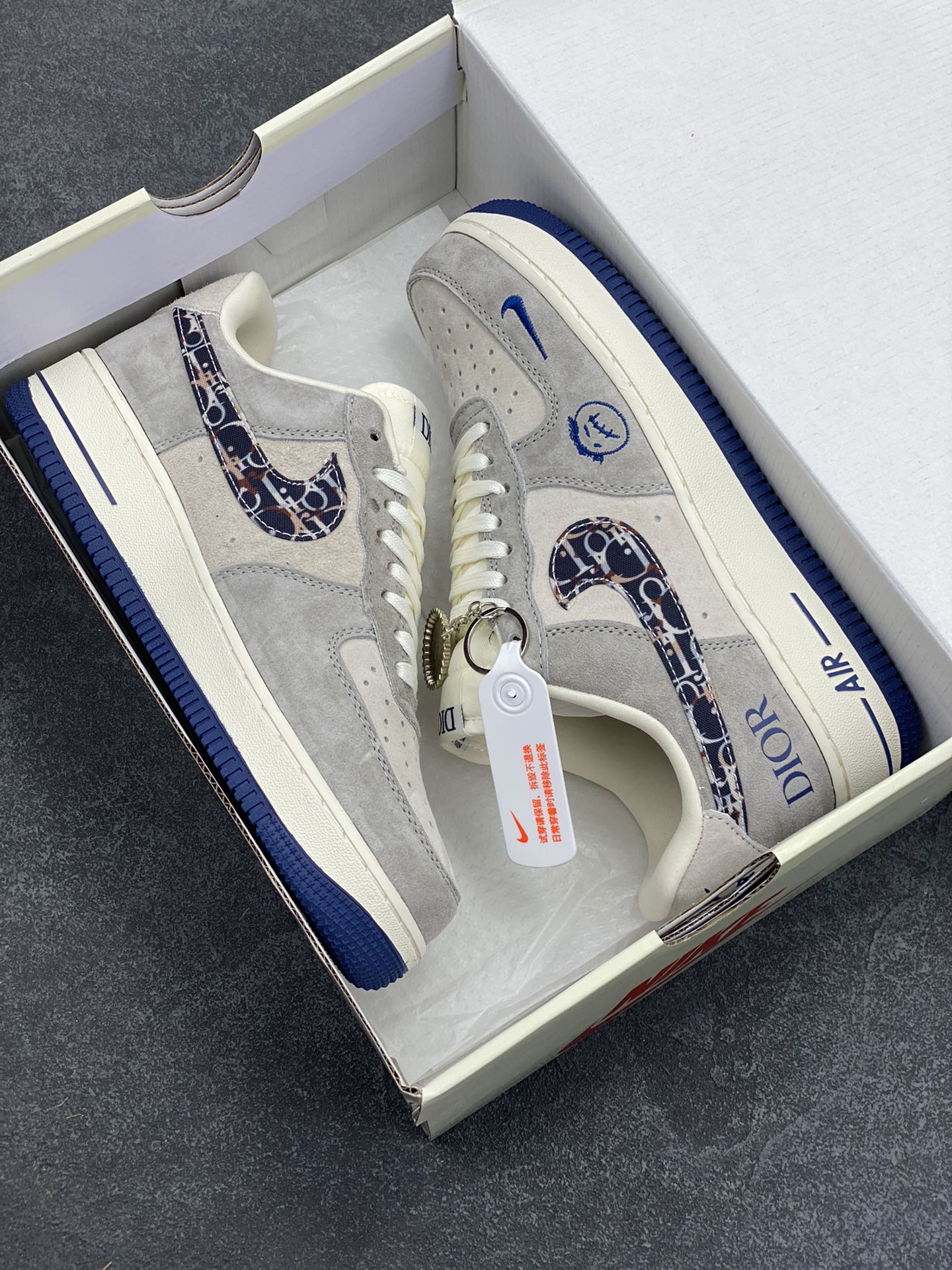 图片[9]-NIke Air Force 1 \’07 Low “迪奥联名——灰蓝鬼脸”空军一号 低帮 运动鞋 休闲鞋 折边针车 工艺难度大 原楦头原纸板 原装鞋盒 定制五金配件 内置全掌气垫 原厂鞋底 货号：KK1988-044 尺码：36 36.5 37.5 38 38.5 39 40 40.5 41 42 42.5 43 44 44.5 45-选品中心
