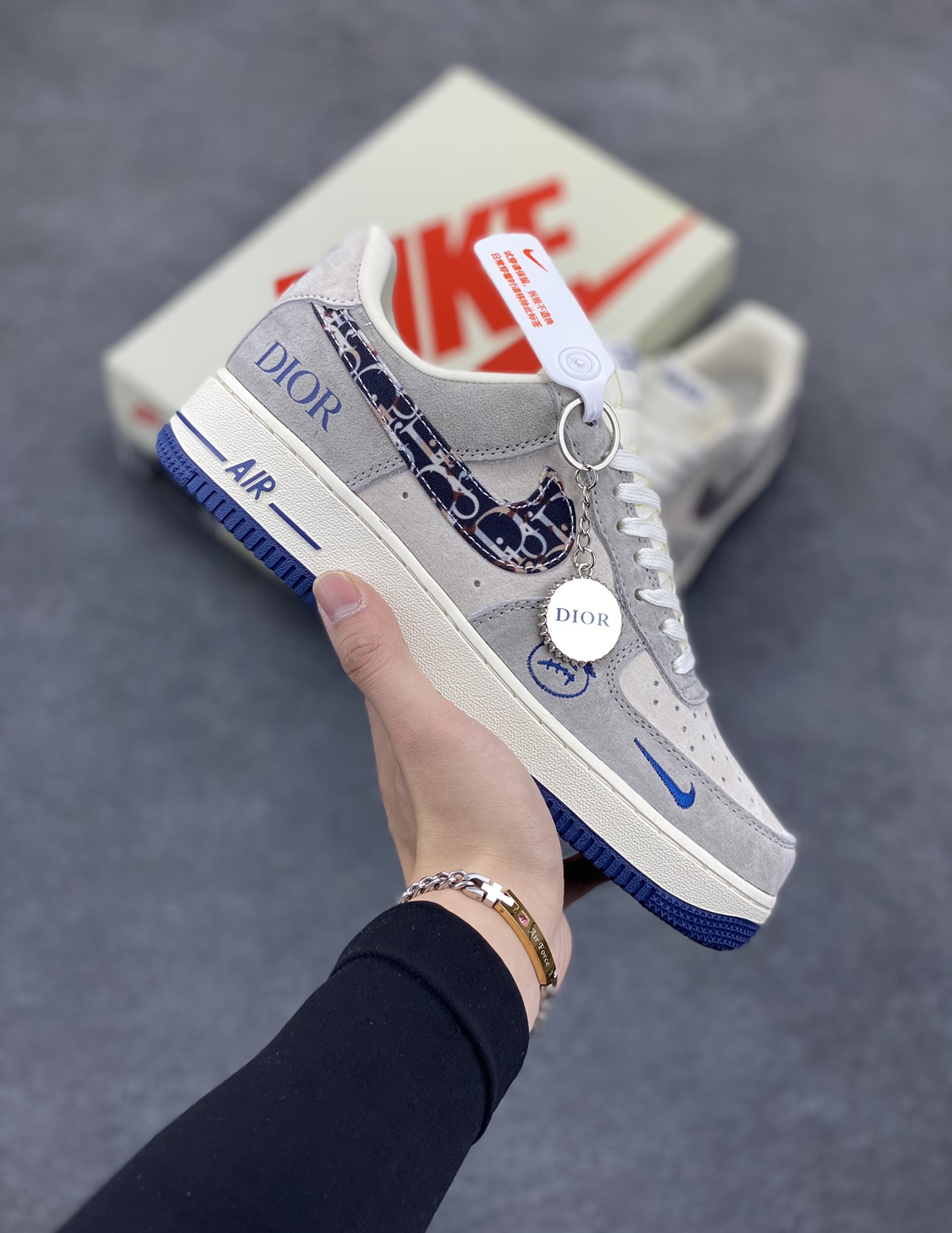 NIke Air Force 1 \'07 Low “迪奥联名——灰蓝鬼脸”空军一号 低帮 运动鞋 休闲鞋 折边针车 工艺难度大 原楦头原纸板 原装鞋盒 定制五金配件 内置全掌气垫 原厂鞋底 货号：KK1988-044 尺码：36 36.5 37.5 38 38.5 39 40 40.5 41 42 42.5 43 44 44.5 45-选品中心