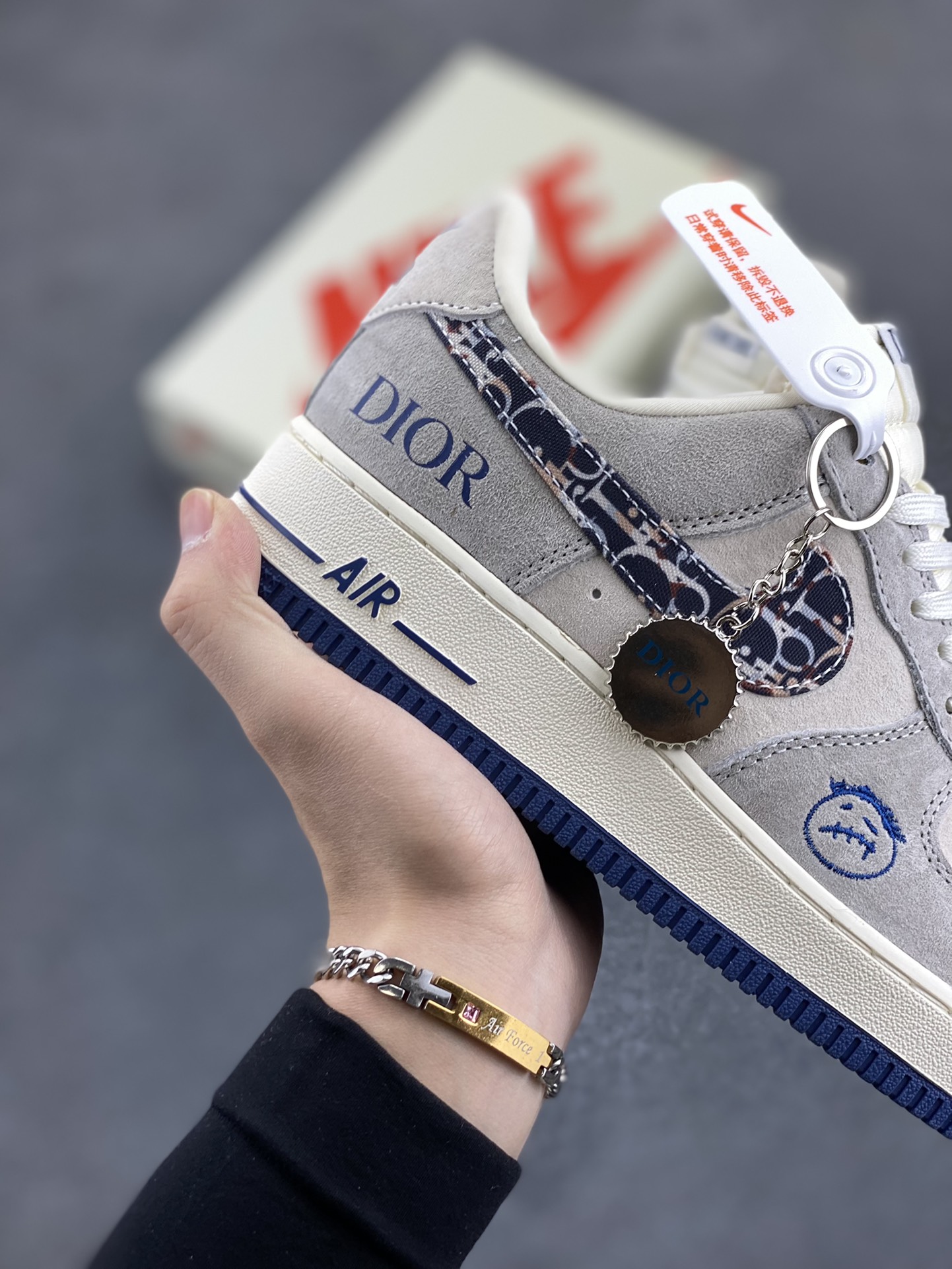 图片[6]-NIke Air Force 1 \’07 Low “迪奥联名——灰蓝鬼脸”空军一号 低帮 运动鞋 休闲鞋 折边针车 工艺难度大 原楦头原纸板 原装鞋盒 定制五金配件 内置全掌气垫 原厂鞋底 货号：KK1988-044 尺码：36 36.5 37.5 38 38.5 39 40 40.5 41 42 42.5 43 44 44.5 45-选品中心