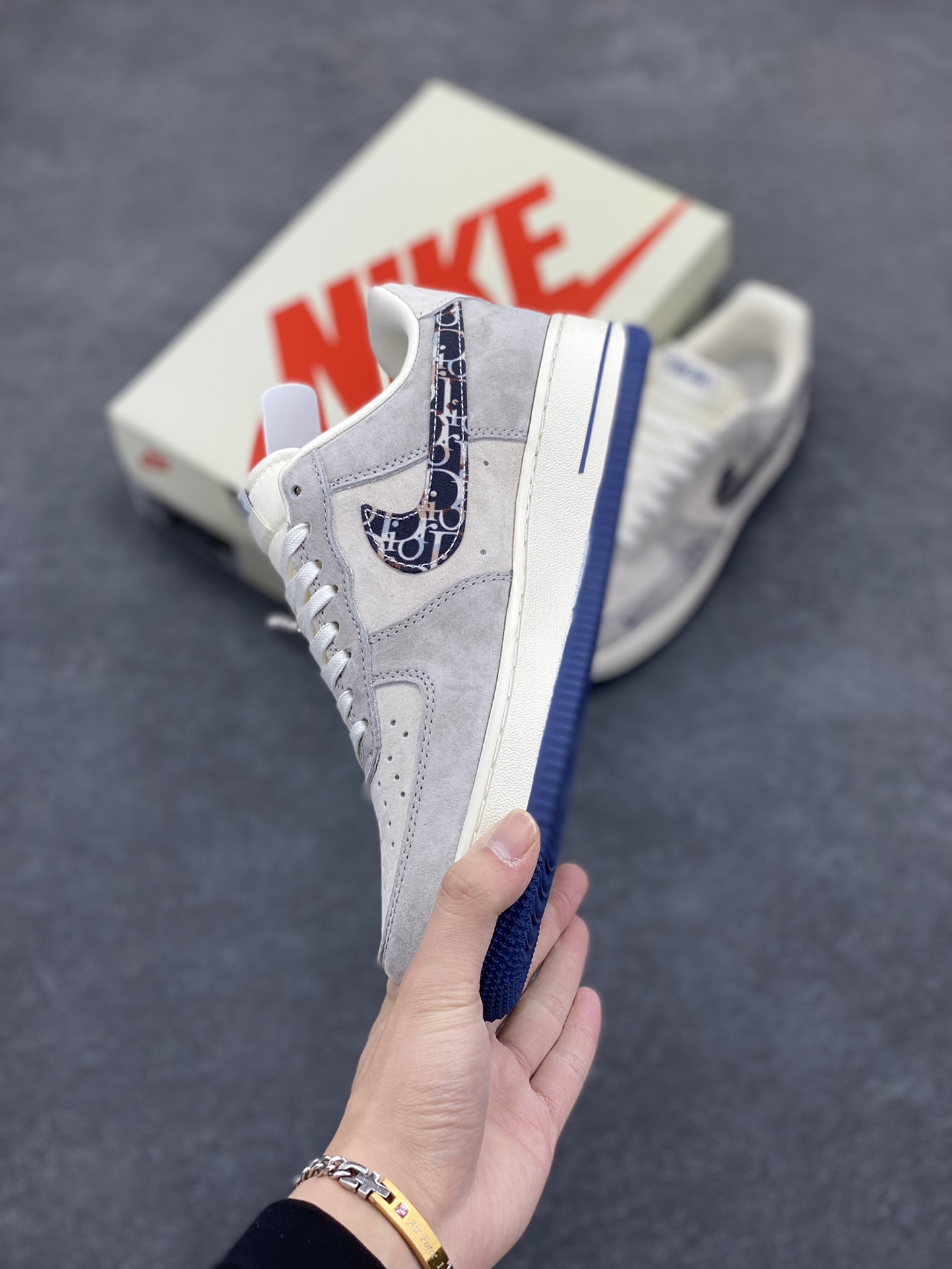 图片[3]-NIke Air Force 1 \’07 Low “迪奥联名——灰蓝鬼脸”空军一号 低帮 运动鞋 休闲鞋 折边针车 工艺难度大 原楦头原纸板 原装鞋盒 定制五金配件 内置全掌气垫 原厂鞋底 货号：KK1988-044 尺码：36 36.5 37.5 38 38.5 39 40 40.5 41 42 42.5 43 44 44.5 45-选品中心