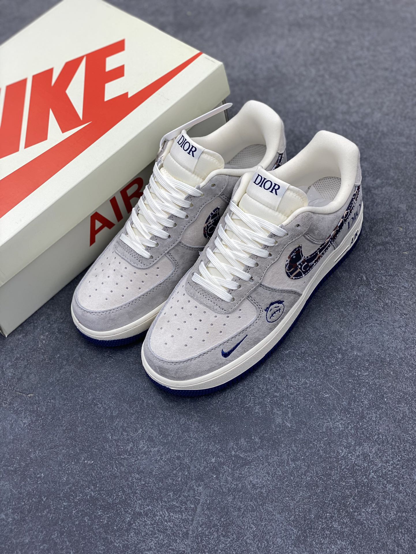 图片[8]-NIke Air Force 1 \’07 Low “迪奥联名——灰蓝鬼脸”空军一号 低帮 运动鞋 休闲鞋 折边针车 工艺难度大 原楦头原纸板 原装鞋盒 定制五金配件 内置全掌气垫 原厂鞋底 货号：KK1988-044 尺码：36 36.5 37.5 38 38.5 39 40 40.5 41 42 42.5 43 44 44.5 45-选品中心