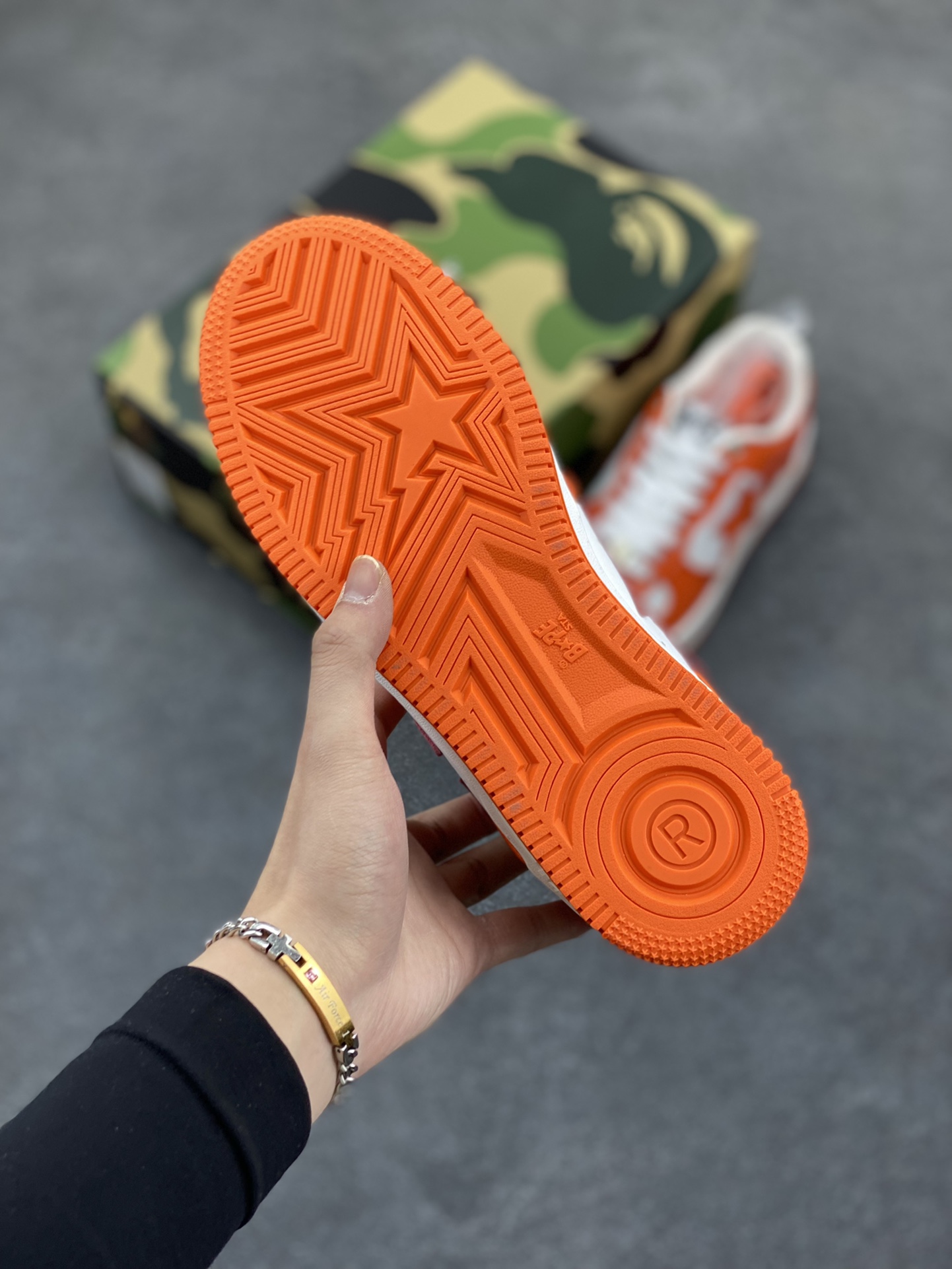 图片[5]-福利特价 独家私模 原鞋开发 正确色卡 欢迎对比 潮流教父nigo品牌 明星同款 Bape Sta 莫兰迪配色 经典百搭休闲运动板鞋 经典猿人头设计 纯正版型 海玻璃鞋垫 内置全掌气垫 全套顶级包装 包含猿人logo定制防尘袋 猿人logo卡片 抗压收纳抽屉式鞋盒 官方同步正码 货号：1H70191001 尺码：36 36.5 37.5 38 38.5 39 40 40.5 41 42 42.5 43 44 44.5 45-选品中心