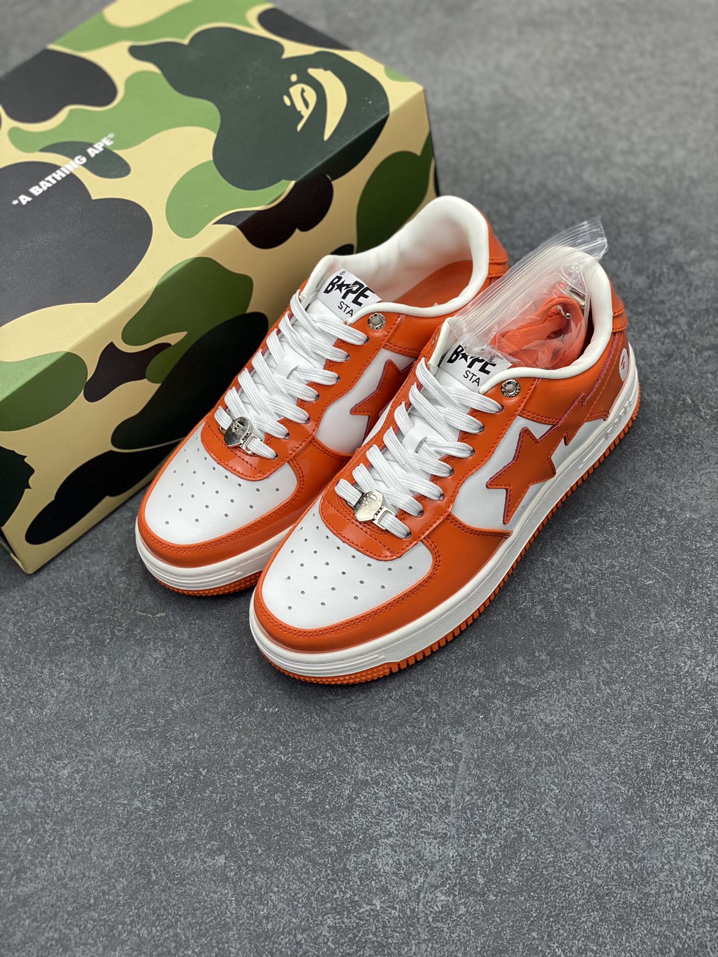 图片[8]-福利特价 独家私模 原鞋开发 正确色卡 欢迎对比 潮流教父nigo品牌 明星同款 Bape Sta 莫兰迪配色 经典百搭休闲运动板鞋 经典猿人头设计 纯正版型 海玻璃鞋垫 内置全掌气垫 全套顶级包装 包含猿人logo定制防尘袋 猿人logo卡片 抗压收纳抽屉式鞋盒 官方同步正码 货号：1H70191001 尺码：36 36.5 37.5 38 38.5 39 40 40.5 41 42 42.5 43 44 44.5 45-选品中心