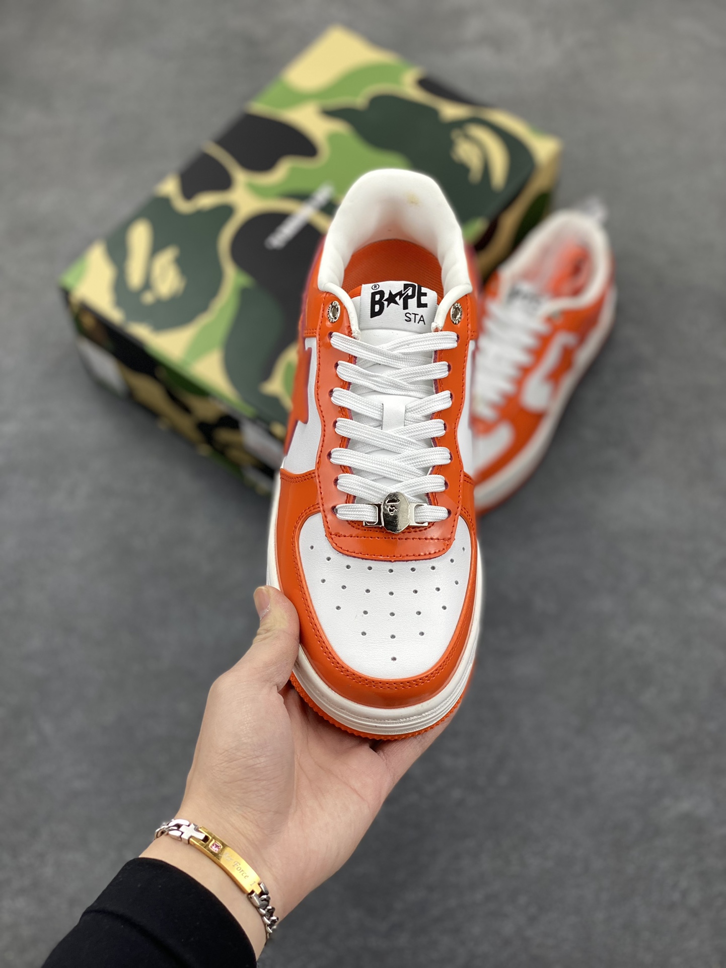 图片[2]-福利特价 独家私模 原鞋开发 正确色卡 欢迎对比 潮流教父nigo品牌 明星同款 Bape Sta 莫兰迪配色 经典百搭休闲运动板鞋 经典猿人头设计 纯正版型 海玻璃鞋垫 内置全掌气垫 全套顶级包装 包含猿人logo定制防尘袋 猿人logo卡片 抗压收纳抽屉式鞋盒 官方同步正码 货号：1H70191001 尺码：36 36.5 37.5 38 38.5 39 40 40.5 41 42 42.5 43 44 44.5 45-选品中心