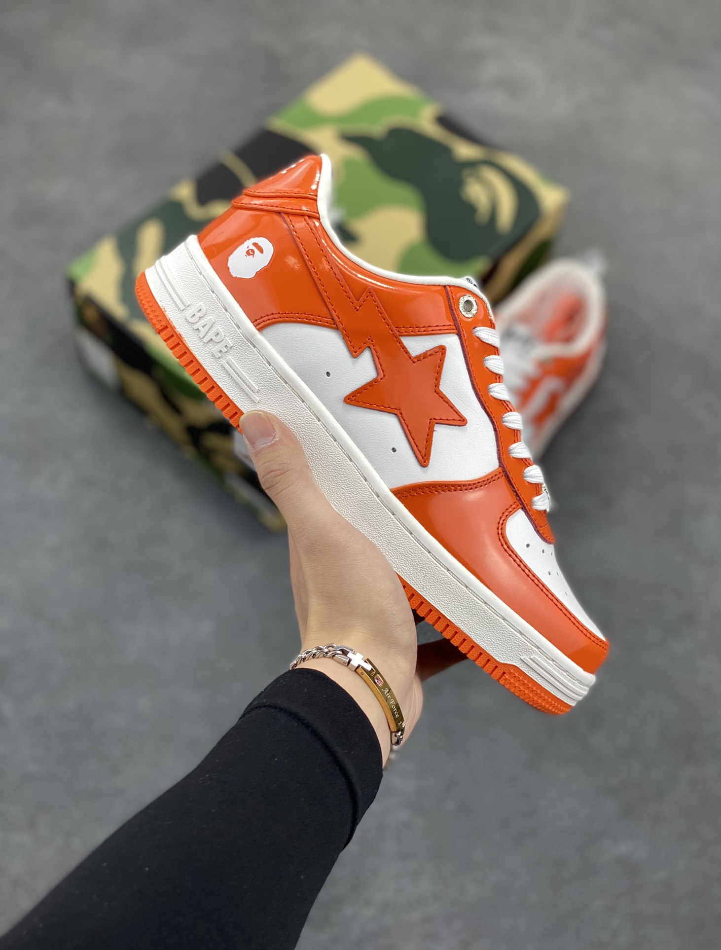 福利特价 独家私模 原鞋开发 正确色卡 欢迎对比 潮流教父nigo品牌 明星同款 Bape Sta 莫兰迪配色 经典百搭休闲运动板鞋 经典猿人头设计 纯正版型 海玻璃鞋垫 内置全掌气垫 全套顶级包装 包含猿人logo定制防尘袋 猿人logo卡片 抗压收纳抽屉式鞋盒 官方同步正码 货号：1H70191001 尺码：36 36.5 37.5 38 38.5 39 40 40.5 41 42 42.5 43 44 44.5 45-选品中心