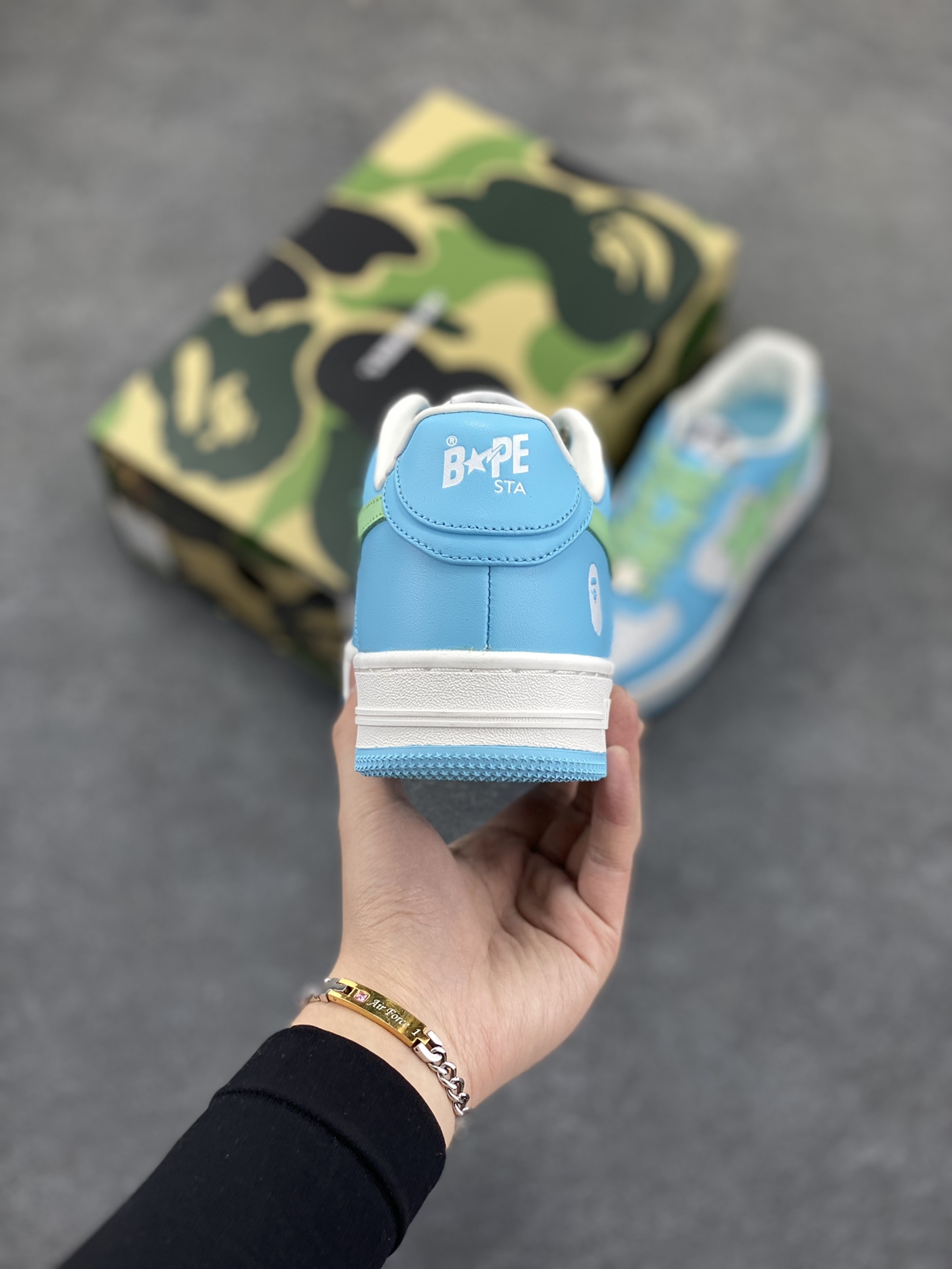 图片[4]-福利特价 独家私模 原鞋开发 正确色卡 欢迎对比 潮流教父nigo品牌 明星同款 Bape Sta 莫兰迪配色 经典百搭休闲运动板鞋 经典猿人头设计 纯正版型 海玻璃鞋垫 内置全掌气垫 全套顶级包装 包含猿人logo定制防尘袋 猿人logo卡片 抗压收纳抽屉式鞋盒 官方同步正码 货号：1H70291005 尺码：36 36.5 37.5 38 38.5 39 40 40.5 41 42 42.5 43 44 44.5 45-选品中心