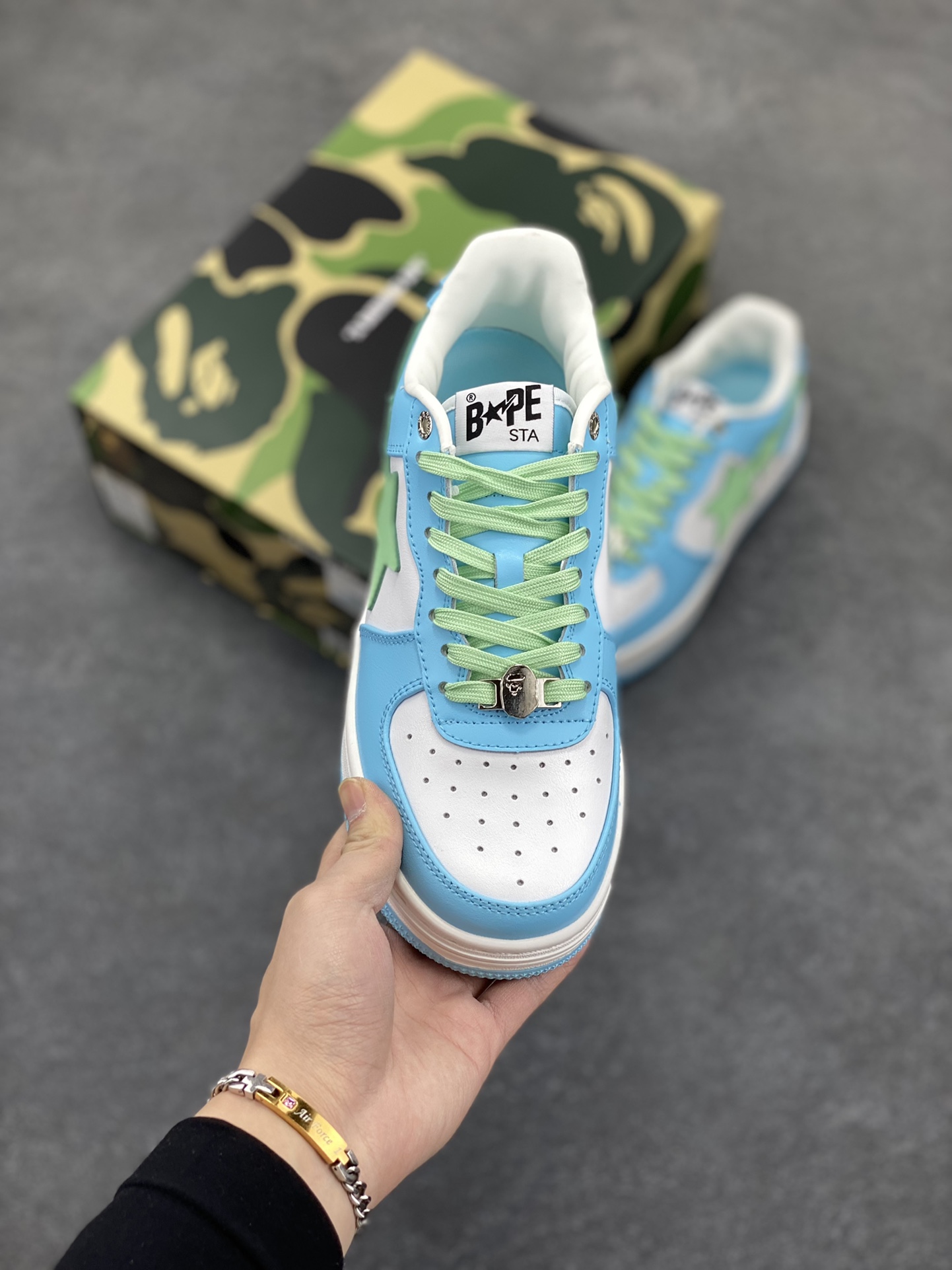 图片[2]-福利特价 独家私模 原鞋开发 正确色卡 欢迎对比 潮流教父nigo品牌 明星同款 Bape Sta 莫兰迪配色 经典百搭休闲运动板鞋 经典猿人头设计 纯正版型 海玻璃鞋垫 内置全掌气垫 全套顶级包装 包含猿人logo定制防尘袋 猿人logo卡片 抗压收纳抽屉式鞋盒 官方同步正码 货号：1H70291005 尺码：36 36.5 37.5 38 38.5 39 40 40.5 41 42 42.5 43 44 44.5 45-选品中心