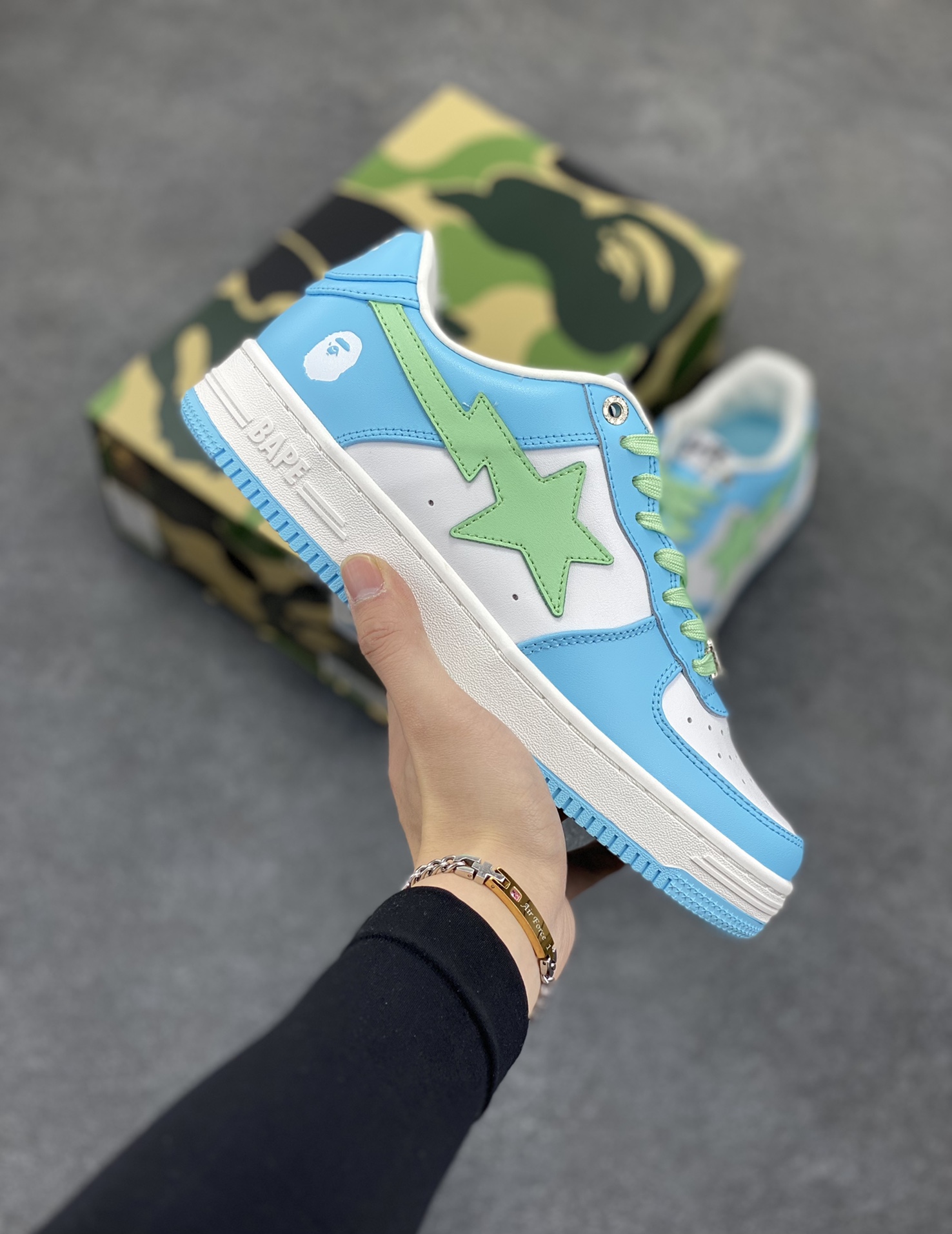 福利特价 独家私模 原鞋开发 正确色卡 欢迎对比 潮流教父nigo品牌 明星同款 Bape Sta 莫兰迪配色 经典百搭休闲运动板鞋 经典猿人头设计 纯正版型 海玻璃鞋垫 内置全掌气垫 全套顶级包装 包含猿人logo定制防尘袋 猿人logo卡片 抗压收纳抽屉式鞋盒 官方同步正码 货号：1H70291005 尺码：36 36.5 37.5 38 38.5 39 40 40.5 41 42 42.5 43 44 44.5 45-选品中心