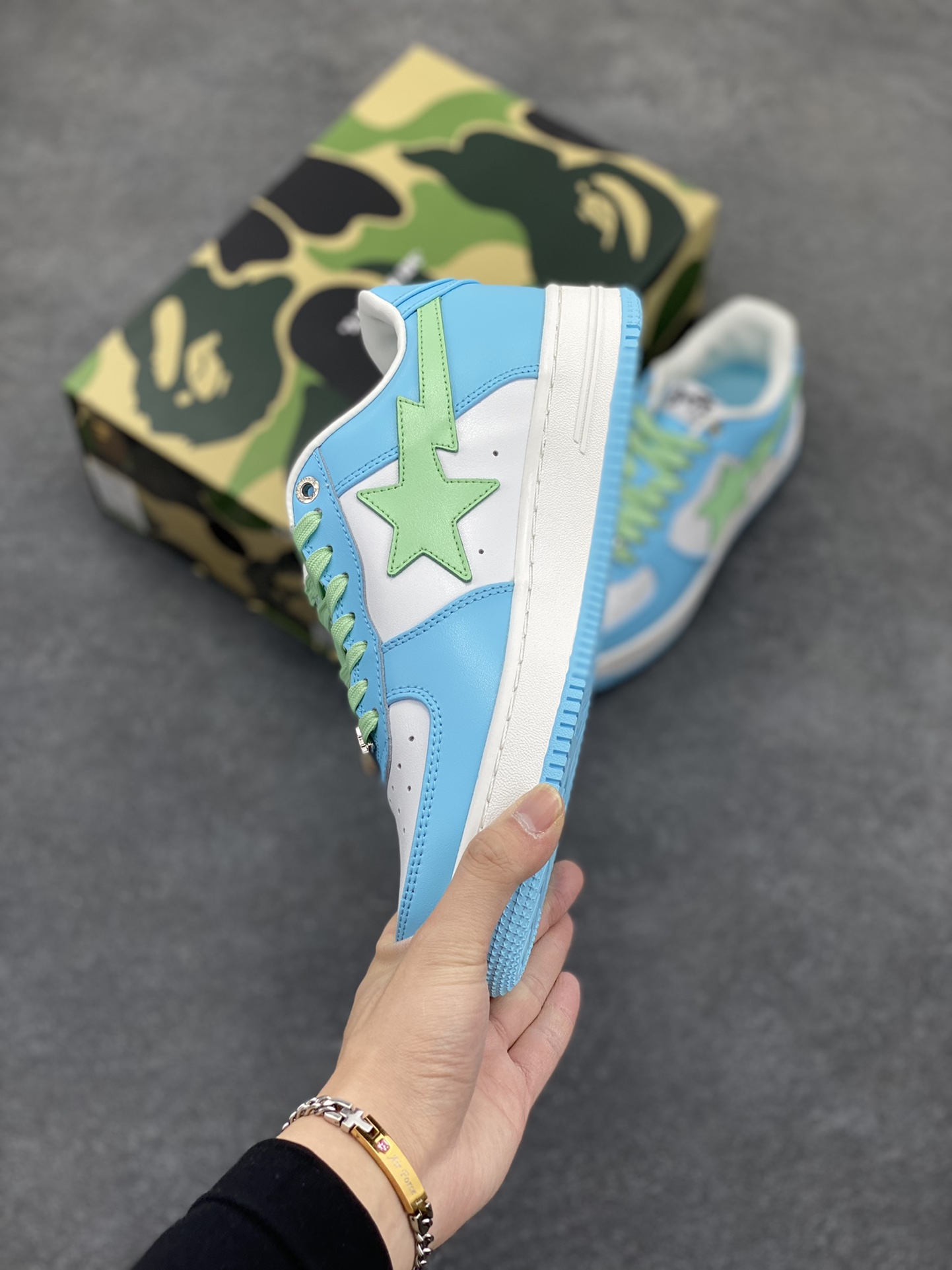 图片[3]-福利特价 独家私模 原鞋开发 正确色卡 欢迎对比 潮流教父nigo品牌 明星同款 Bape Sta 莫兰迪配色 经典百搭休闲运动板鞋 经典猿人头设计 纯正版型 海玻璃鞋垫 内置全掌气垫 全套顶级包装 包含猿人logo定制防尘袋 猿人logo卡片 抗压收纳抽屉式鞋盒 官方同步正码 货号：1H70291005 尺码：36 36.5 37.5 38 38.5 39 40 40.5 41 42 42.5 43 44 44.5 45-选品中心