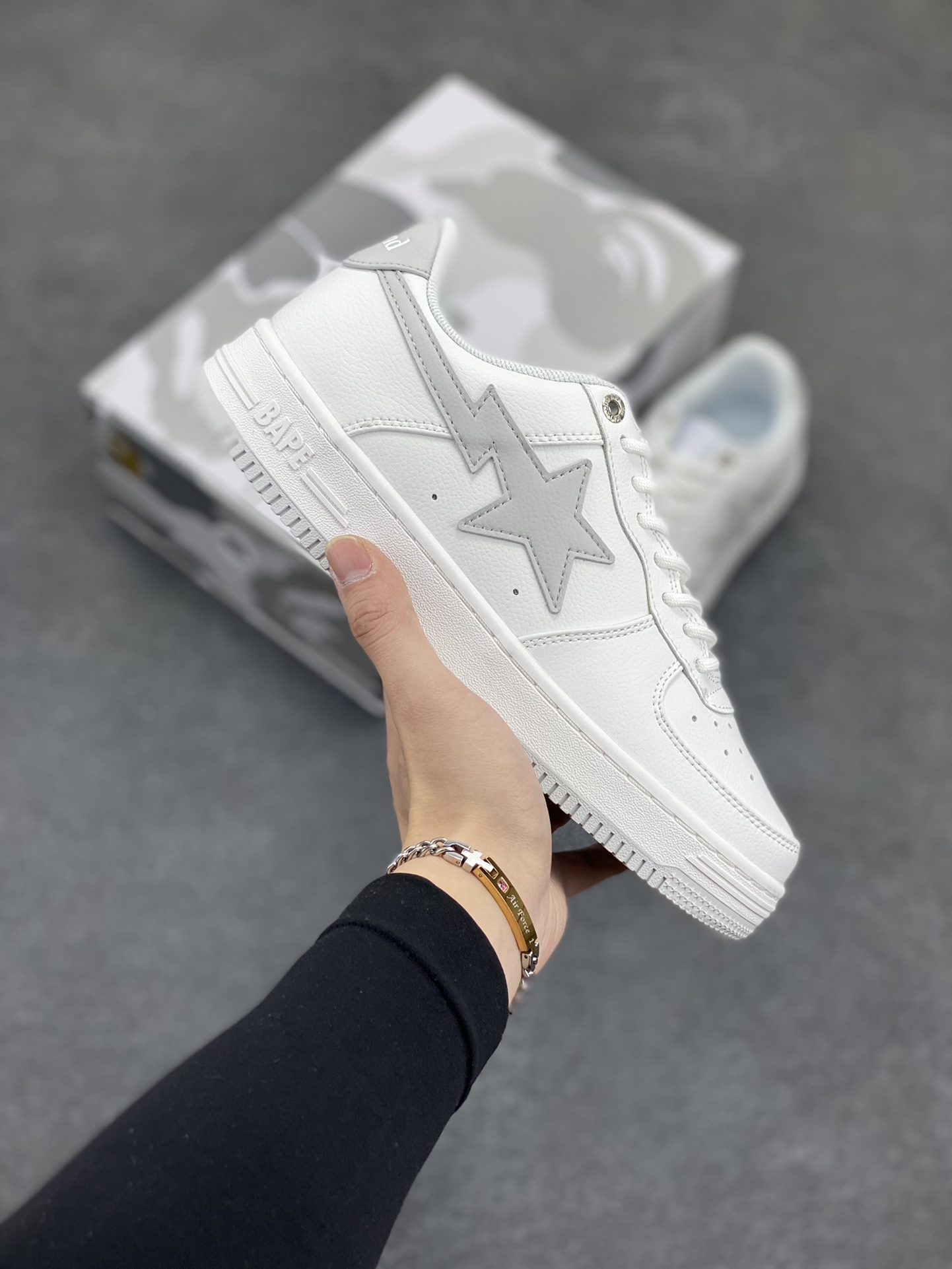 福利特价 独家私模 原鞋开发 正确色卡 欢迎对比 潮流教父nigo品牌 明星同款 Bape Sta 莫兰迪配色 经典百搭休闲运动板鞋 经典猿人头设计 纯正版型 海玻璃鞋垫 内置全掌气垫 全套顶级包装 包含猿人logo定制防尘袋 猿人logo卡片 抗压收纳抽屉式鞋盒 官方同步正码 货号：M191921 尺码：36 36.5 37.5 38 38.5 39 40 40.5 41 42 42.5 43 44 44.5 45-选品中心