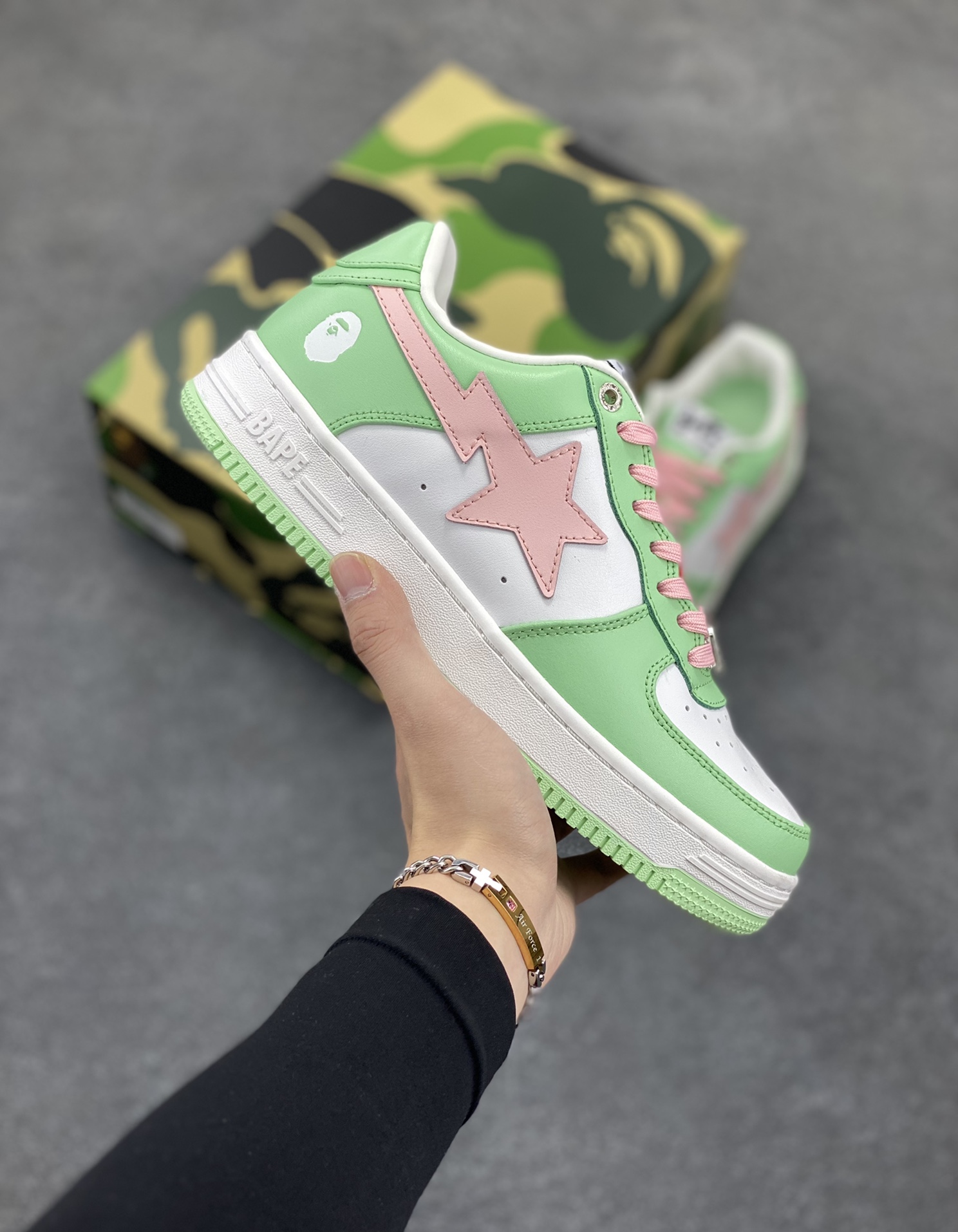 福利特价 独家私模 原鞋开发 正确色卡 欢迎对比 潮流教父nigo品牌 明星同款 Bape Sta 莫兰迪配色 经典百搭休闲运动板鞋 经典猿人头设计 纯正版型 海玻璃鞋垫 内置全掌气垫 全套顶级包装 包含猿人logo定制防尘袋 猿人logo卡片 抗压收纳抽屉式鞋盒 官方同步正码 货号：191005M 尺码：36 36.5 37.5 38 38.5 39 40 40.5 41 42 42.5 43 44 44.5 45-选品中心