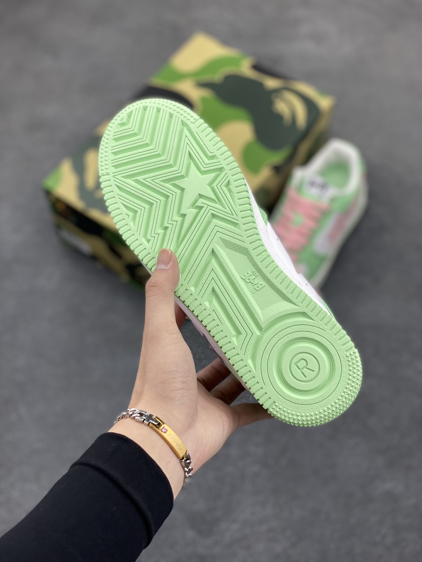 图片[5]-福利特价 独家私模 原鞋开发 正确色卡 欢迎对比 潮流教父nigo品牌 明星同款 Bape Sta 莫兰迪配色 经典百搭休闲运动板鞋 经典猿人头设计 纯正版型 海玻璃鞋垫 内置全掌气垫 全套顶级包装 包含猿人logo定制防尘袋 猿人logo卡片 抗压收纳抽屉式鞋盒 官方同步正码 货号：191005M 尺码：36 36.5 37.5 38 38.5 39 40 40.5 41 42 42.5 43 44 44.5 45-选品中心