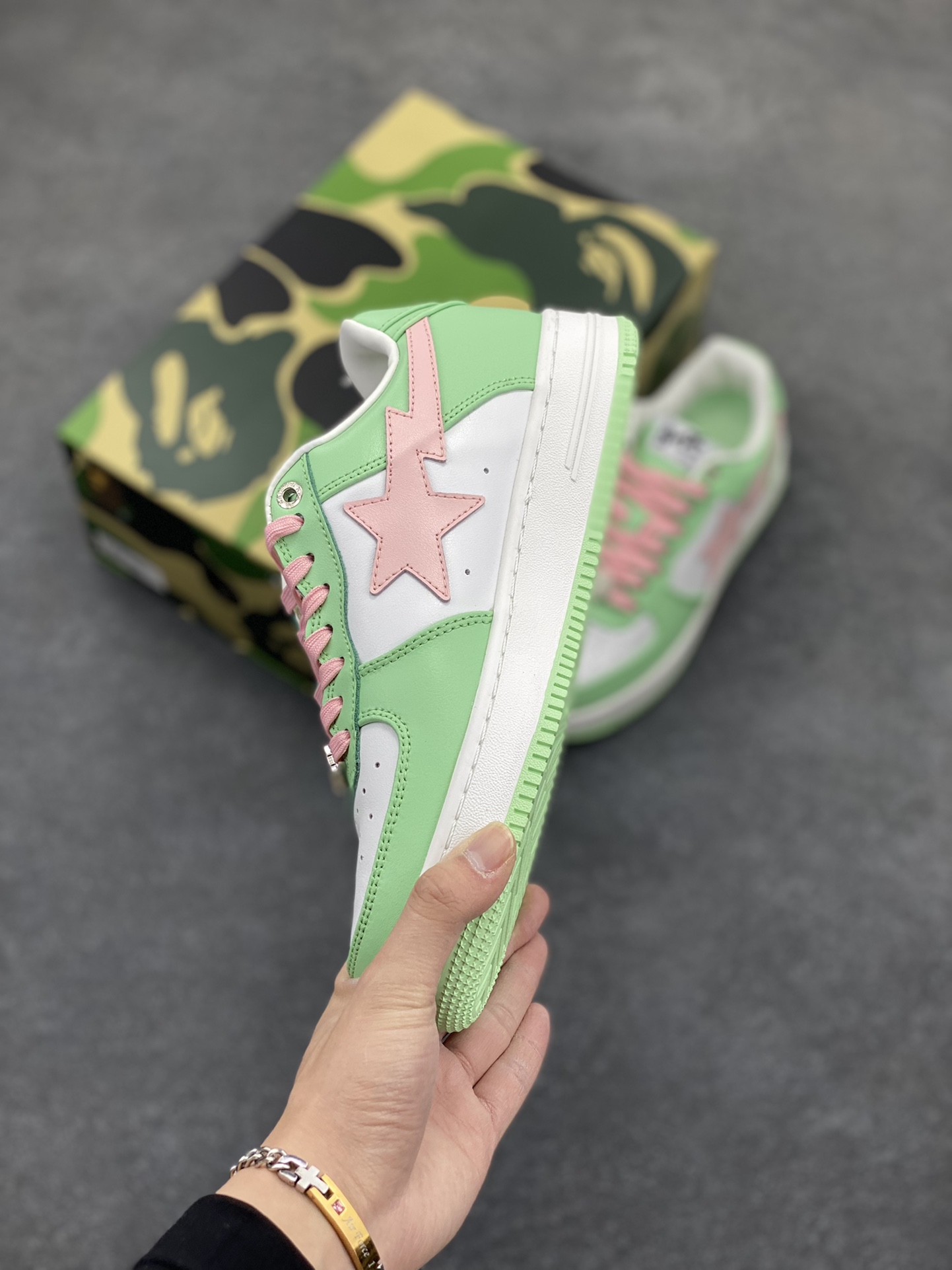 图片[3]-福利特价 独家私模 原鞋开发 正确色卡 欢迎对比 潮流教父nigo品牌 明星同款 Bape Sta 莫兰迪配色 经典百搭休闲运动板鞋 经典猿人头设计 纯正版型 海玻璃鞋垫 内置全掌气垫 全套顶级包装 包含猿人logo定制防尘袋 猿人logo卡片 抗压收纳抽屉式鞋盒 官方同步正码 货号：191005M 尺码：36 36.5 37.5 38 38.5 39 40 40.5 41 42 42.5 43 44 44.5 45-选品中心