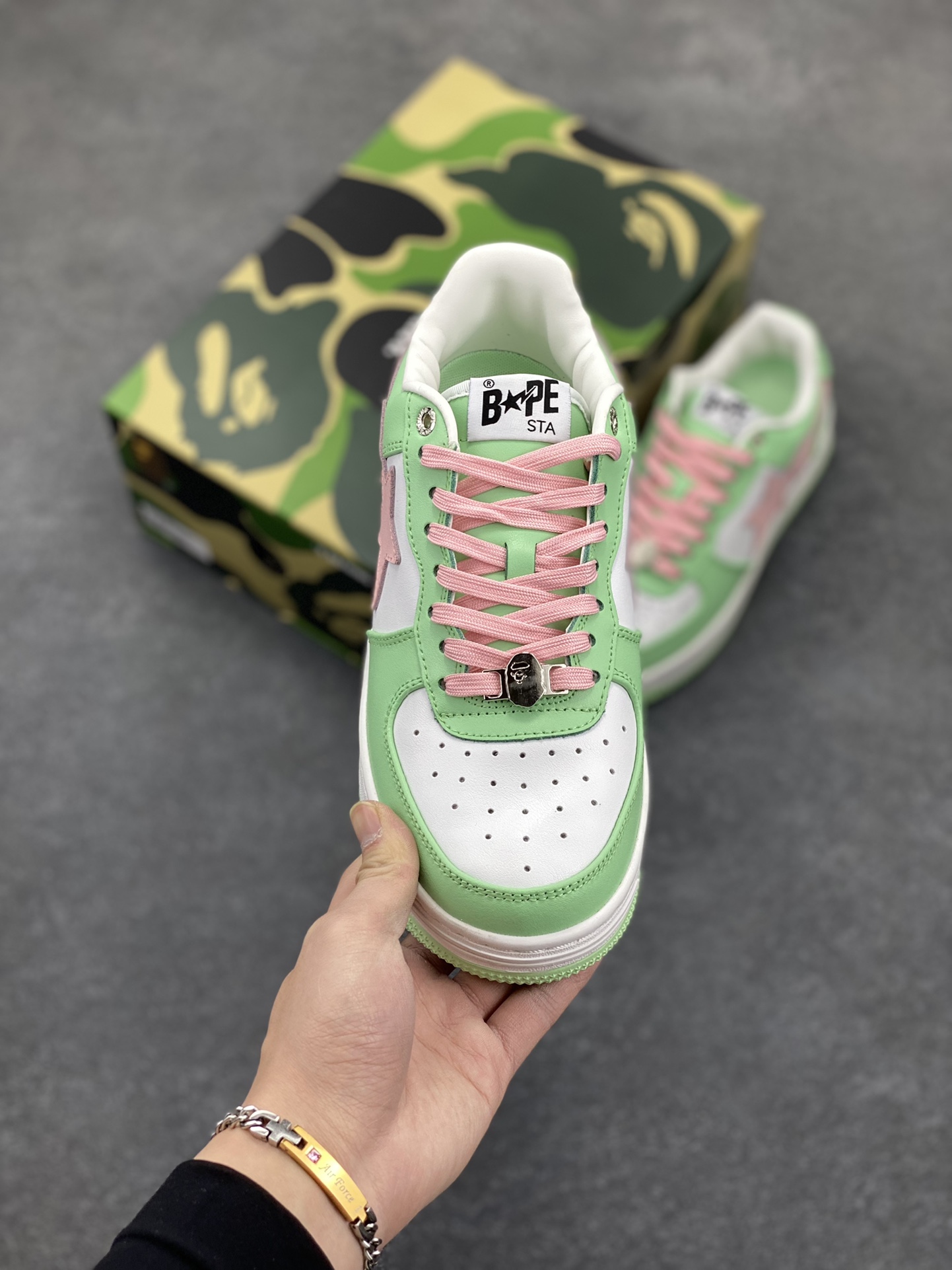 图片[2]-福利特价 独家私模 原鞋开发 正确色卡 欢迎对比 潮流教父nigo品牌 明星同款 Bape Sta 莫兰迪配色 经典百搭休闲运动板鞋 经典猿人头设计 纯正版型 海玻璃鞋垫 内置全掌气垫 全套顶级包装 包含猿人logo定制防尘袋 猿人logo卡片 抗压收纳抽屉式鞋盒 官方同步正码 货号：191005M 尺码：36 36.5 37.5 38 38.5 39 40 40.5 41 42 42.5 43 44 44.5 45-选品中心