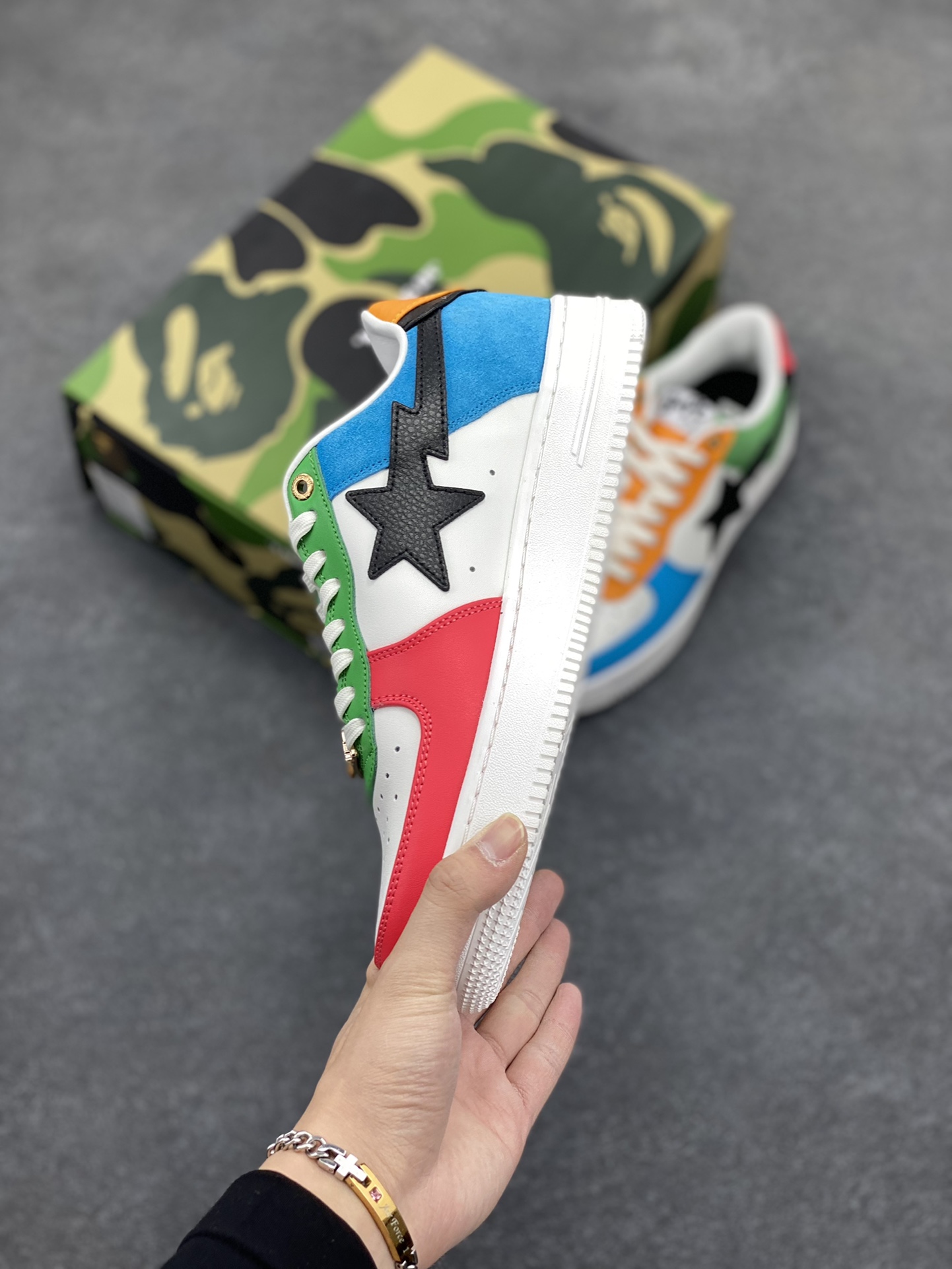 图片[3]-福利特价 独家私模 原鞋开发 正确色卡 欢迎对比 潮流教父nigo品牌 明星同款 Bape Sta 莫兰迪配色 经典百搭休闲运动板鞋 经典猿人头设计 纯正版型 海玻璃鞋垫 内置全掌气垫 全套顶级包装 包含猿人logo定制防尘袋 猿人logo卡片 抗压收纳抽屉式鞋盒 官方同步正码 货号：1H20191048 尺码：36 36.5 37.5 38 38.5 39 40 40.5 41 42 42.5 43 44 44.5 45-选品中心