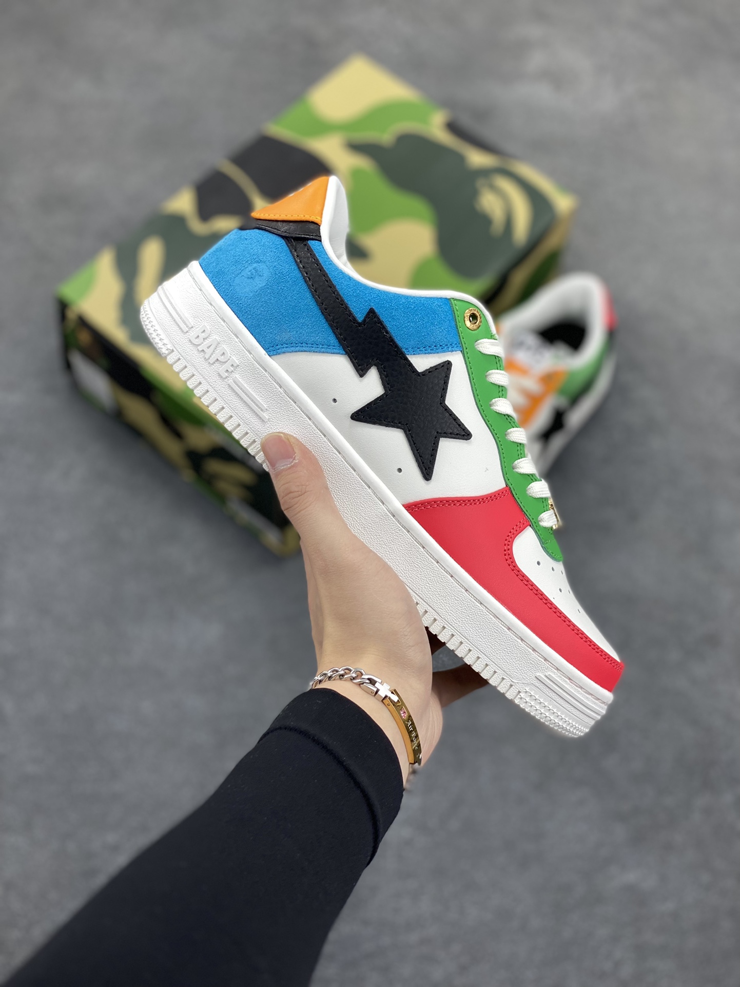 福利特价 独家私模 原鞋开发 正确色卡 欢迎对比 潮流教父nigo品牌 明星同款 Bape Sta 莫兰迪配色 经典百搭休闲运动板鞋 经典猿人头设计 纯正版型 海玻璃鞋垫 内置全掌气垫 全套顶级包装 包含猿人logo定制防尘袋 猿人logo卡片 抗压收纳抽屉式鞋盒 官方同步正码 货号：1H20191048 尺码：36 36.5 37.5 38 38.5 39 40 40.5 41 42 42.5 43 44 44.5 45-选品中心