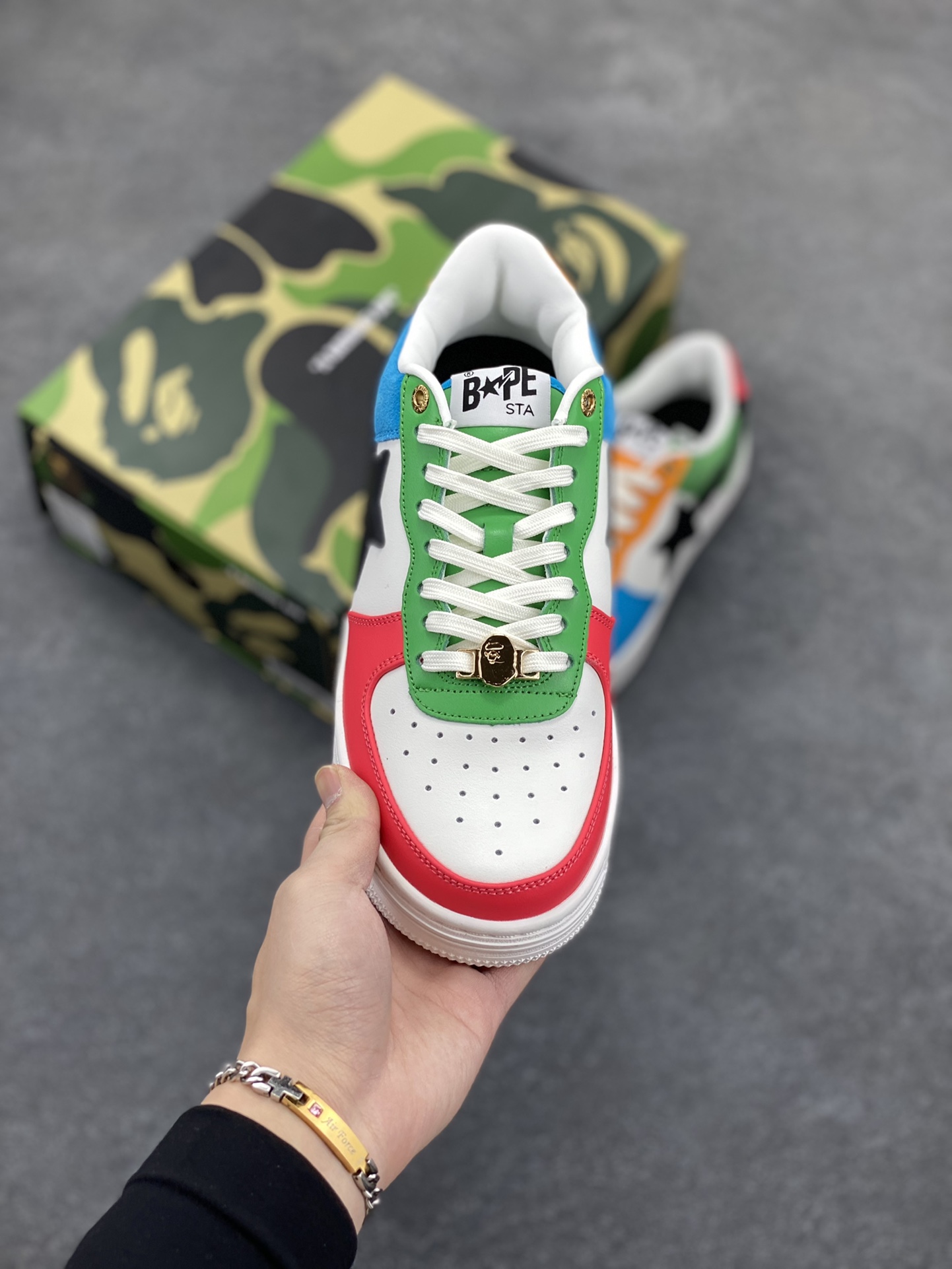 图片[2]-福利特价 独家私模 原鞋开发 正确色卡 欢迎对比 潮流教父nigo品牌 明星同款 Bape Sta 莫兰迪配色 经典百搭休闲运动板鞋 经典猿人头设计 纯正版型 海玻璃鞋垫 内置全掌气垫 全套顶级包装 包含猿人logo定制防尘袋 猿人logo卡片 抗压收纳抽屉式鞋盒 官方同步正码 货号：1H20191048 尺码：36 36.5 37.5 38 38.5 39 40 40.5 41 42 42.5 43 44 44.5 45-选品中心