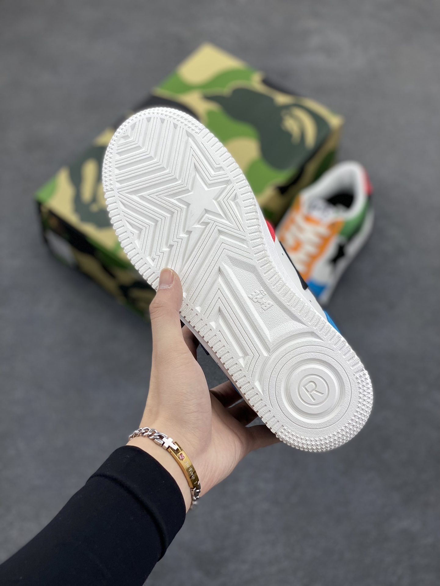 图片[5]-福利特价 独家私模 原鞋开发 正确色卡 欢迎对比 潮流教父nigo品牌 明星同款 Bape Sta 莫兰迪配色 经典百搭休闲运动板鞋 经典猿人头设计 纯正版型 海玻璃鞋垫 内置全掌气垫 全套顶级包装 包含猿人logo定制防尘袋 猿人logo卡片 抗压收纳抽屉式鞋盒 官方同步正码 货号：1H20191048 尺码：36 36.5 37.5 38 38.5 39 40 40.5 41 42 42.5 43 44 44.5 45-选品中心