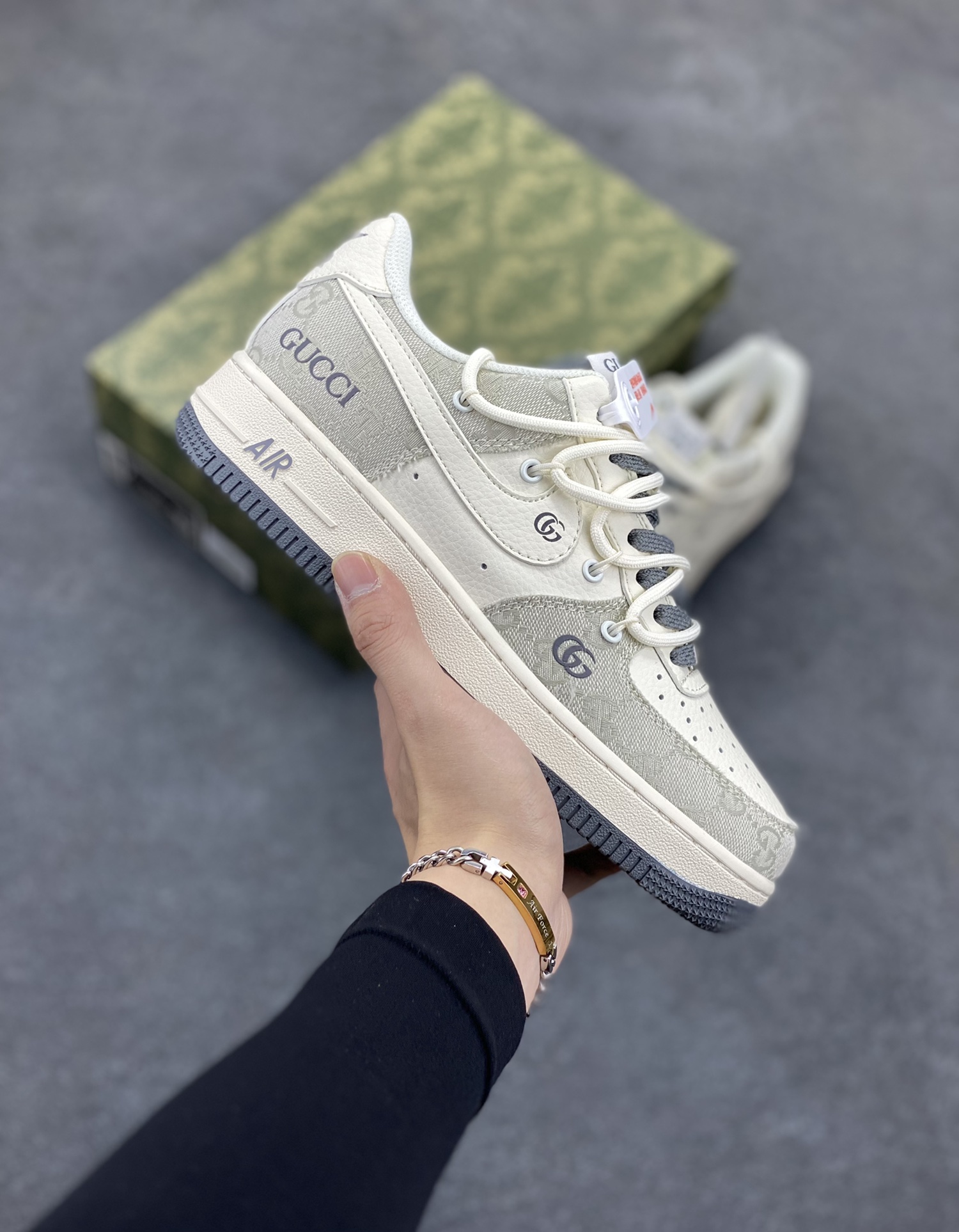 NIke Air Force 1 \'07 Low “古驰联名——烟灰抽绳”空军一号 低帮 运动鞋 休闲鞋 折边针车 工艺难度大 原楦头原纸板 原装鞋盒 定制五金配件 内置全掌气垫 原厂鞋底 货号：SJ1198-105 尺码：36 36.5 37.5 38 38.5 39 40 40.5 41 42 42.5 43 44 44.5 45-选品中心