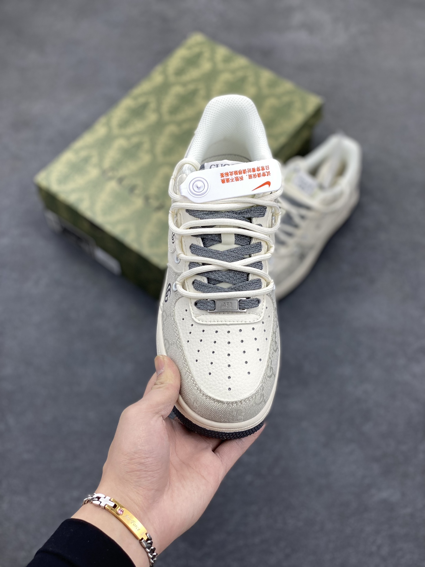 图片[2]-NIke Air Force 1 \’07 Low “古驰联名——烟灰抽绳”空军一号 低帮 运动鞋 休闲鞋 折边针车 工艺难度大 原楦头原纸板 原装鞋盒 定制五金配件 内置全掌气垫 原厂鞋底 货号：SJ1198-105 尺码：36 36.5 37.5 38 38.5 39 40 40.5 41 42 42.5 43 44 44.5 45-选品中心