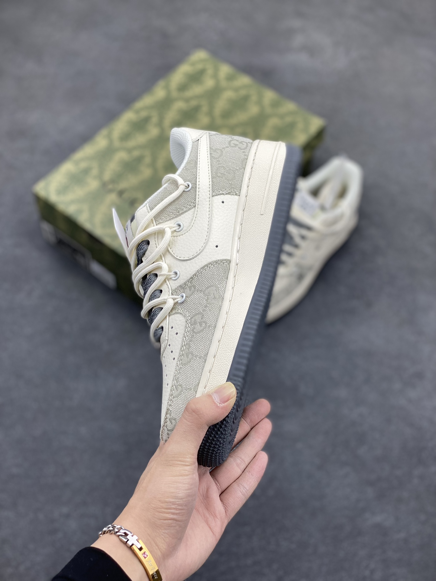 图片[3]-NIke Air Force 1 \’07 Low “古驰联名——烟灰抽绳”空军一号 低帮 运动鞋 休闲鞋 折边针车 工艺难度大 原楦头原纸板 原装鞋盒 定制五金配件 内置全掌气垫 原厂鞋底 货号：SJ1198-105 尺码：36 36.5 37.5 38 38.5 39 40 40.5 41 42 42.5 43 44 44.5 45-选品中心