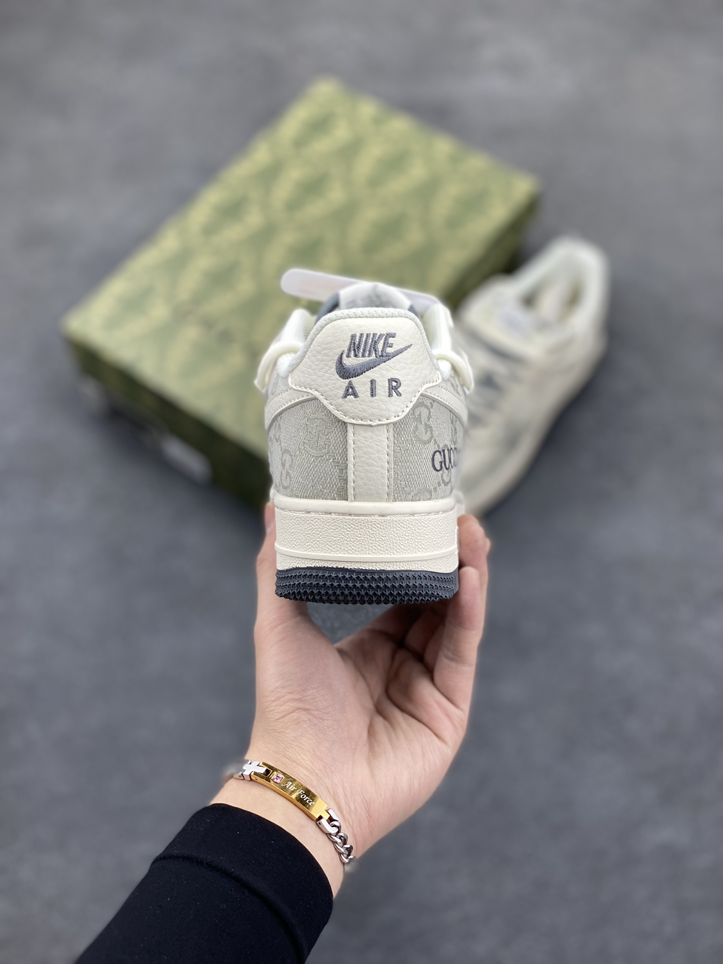 图片[4]-NIke Air Force 1 \’07 Low “古驰联名——烟灰抽绳”空军一号 低帮 运动鞋 休闲鞋 折边针车 工艺难度大 原楦头原纸板 原装鞋盒 定制五金配件 内置全掌气垫 原厂鞋底 货号：SJ1198-105 尺码：36 36.5 37.5 38 38.5 39 40 40.5 41 42 42.5 43 44 44.5 45-选品中心