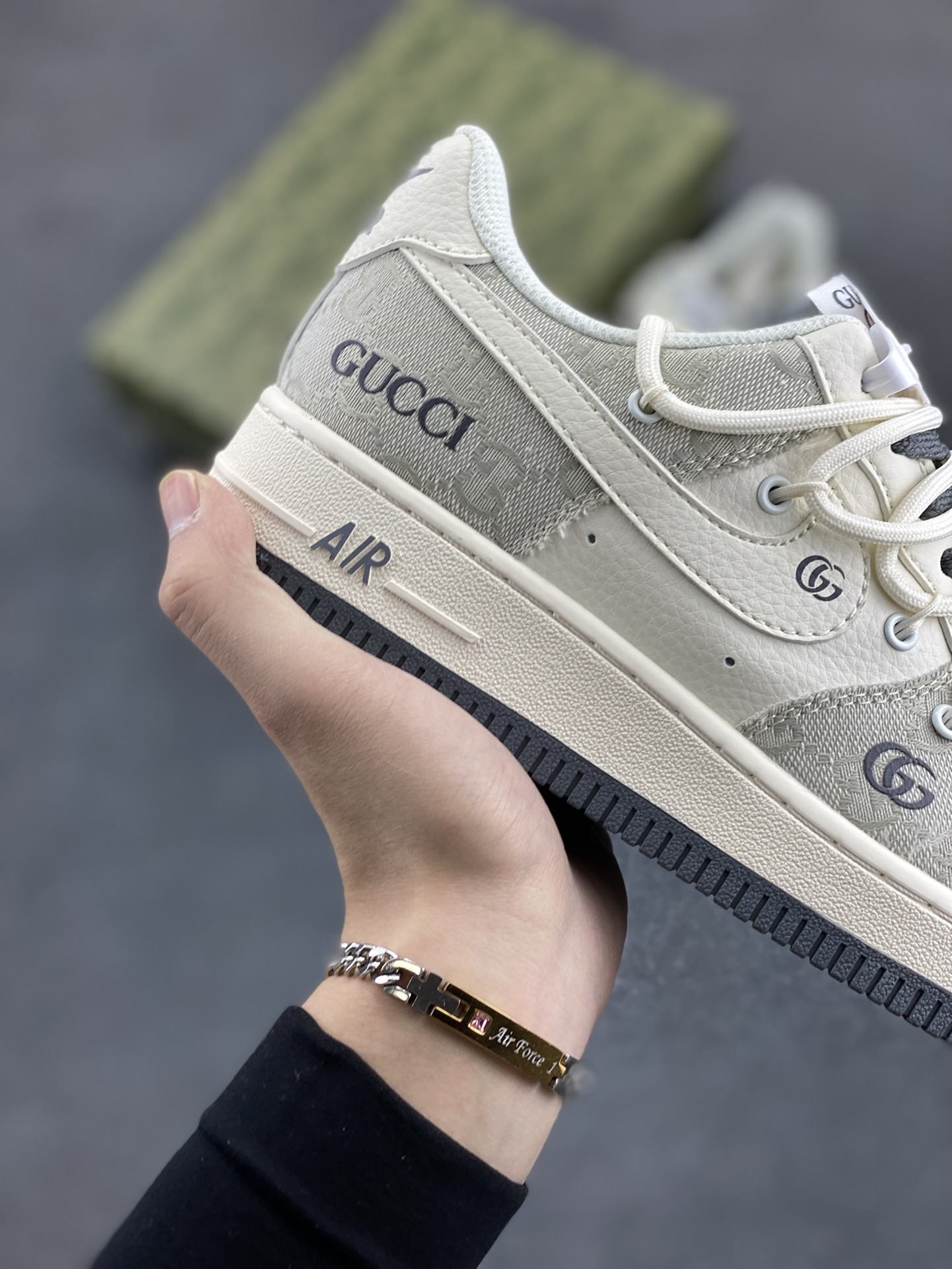 图片[6]-NIke Air Force 1 \’07 Low “古驰联名——烟灰抽绳”空军一号 低帮 运动鞋 休闲鞋 折边针车 工艺难度大 原楦头原纸板 原装鞋盒 定制五金配件 内置全掌气垫 原厂鞋底 货号：SJ1198-105 尺码：36 36.5 37.5 38 38.5 39 40 40.5 41 42 42.5 43 44 44.5 45-选品中心