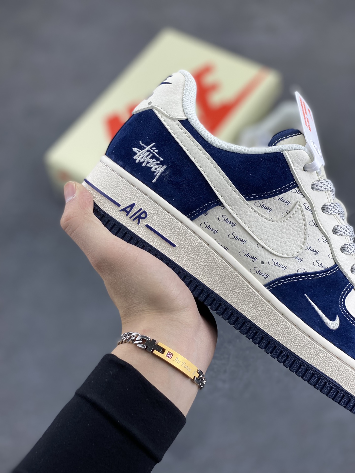 图片[6]-NIke Air Force 1 \’07 Low “斯图西联名——深蓝翻毛白勾”空军一号 低帮 运动鞋 休闲鞋 折边针车 工艺难度大 原楦头原纸板 原装鞋盒 定制五金配件 内置全掌气垫 原厂鞋底 货号：XZ6188-673 尺码：36 36.5 37.5 38 38.5 39 40 40.5 41 42 42.5 43 44 44.5 45-选品中心