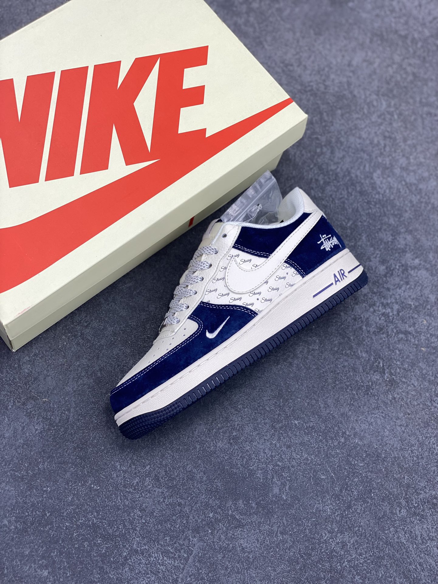 图片[7]-NIke Air Force 1 \’07 Low “斯图西联名——深蓝翻毛白勾”空军一号 低帮 运动鞋 休闲鞋 折边针车 工艺难度大 原楦头原纸板 原装鞋盒 定制五金配件 内置全掌气垫 原厂鞋底 货号：XZ6188-673 尺码：36 36.5 37.5 38 38.5 39 40 40.5 41 42 42.5 43 44 44.5 45-选品中心