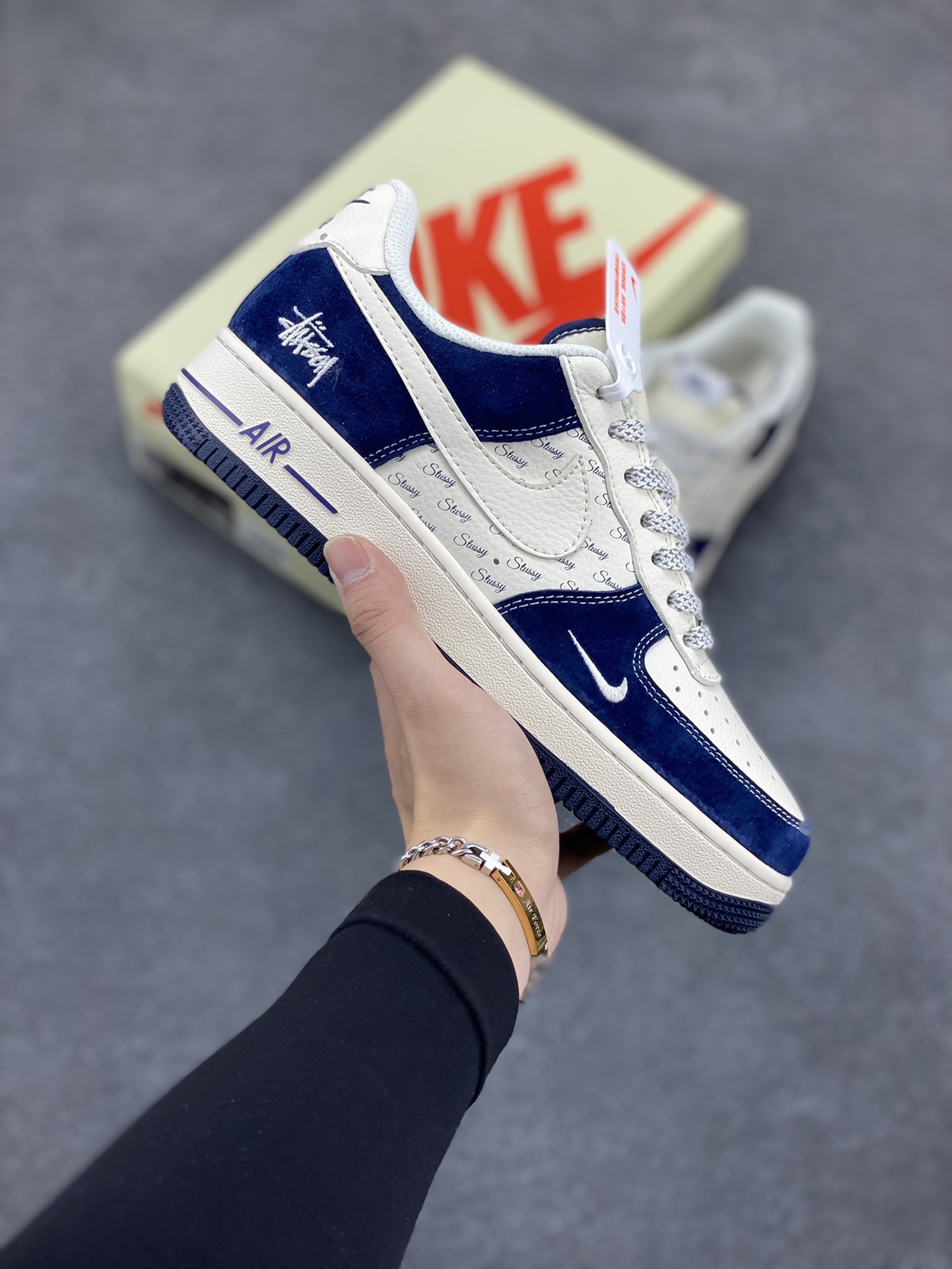 NIke Air Force 1 \’07 Low “斯图西联名——深蓝翻毛白勾”空军一号 低帮 运动鞋 休闲鞋 折边针车 工艺难度大 原楦头原纸板 原装鞋盒 定制五金配件 内置全掌气垫 原厂鞋底 货号:XZ6188-673 尺码:36 36.5 37.5 38 38.5 39 40 40.5 41 42 42.5 43 44 44.5 45-选品中心